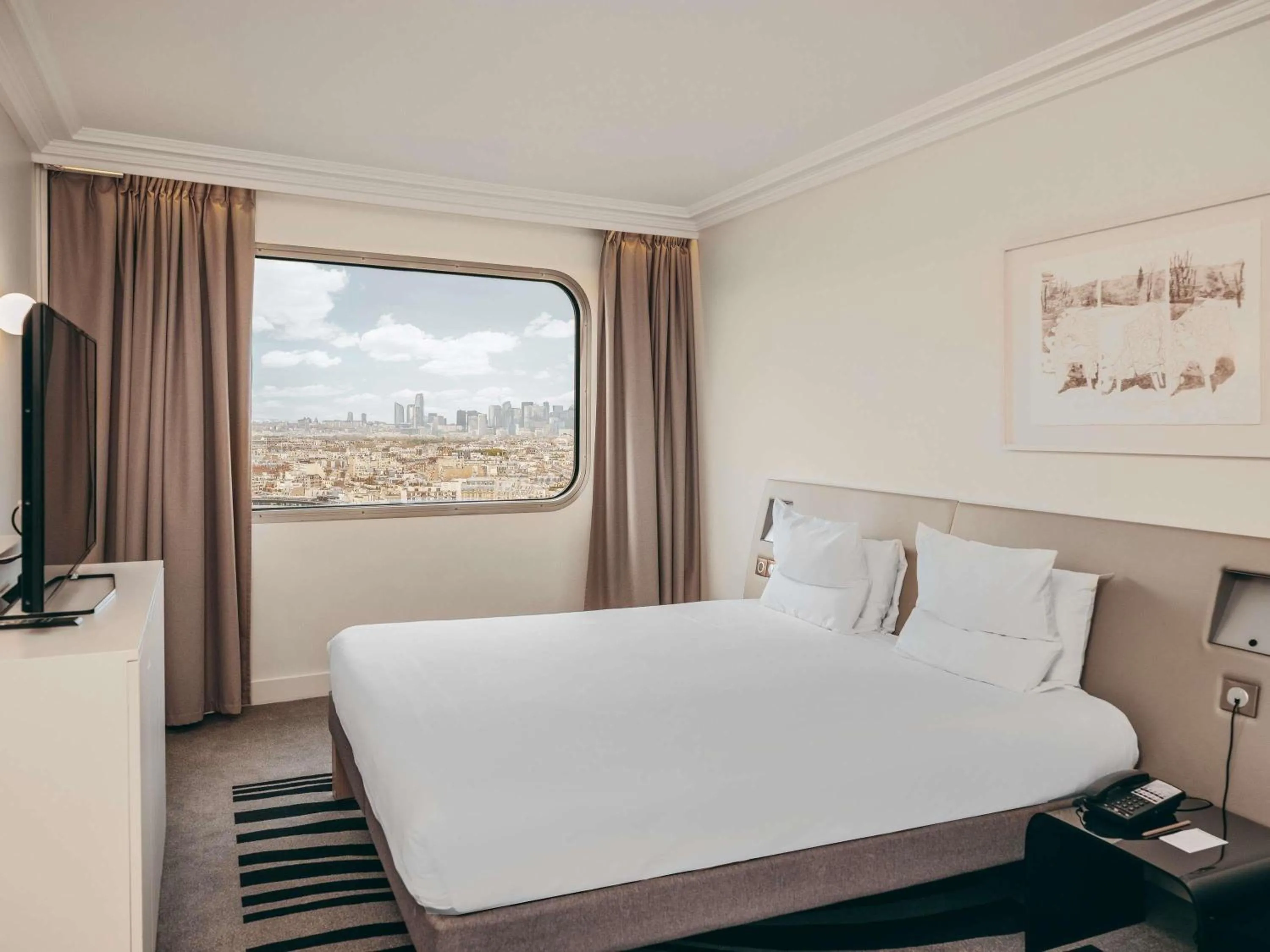 Bedroom, Bed in Novotel Paris Centre Tour Eiffel