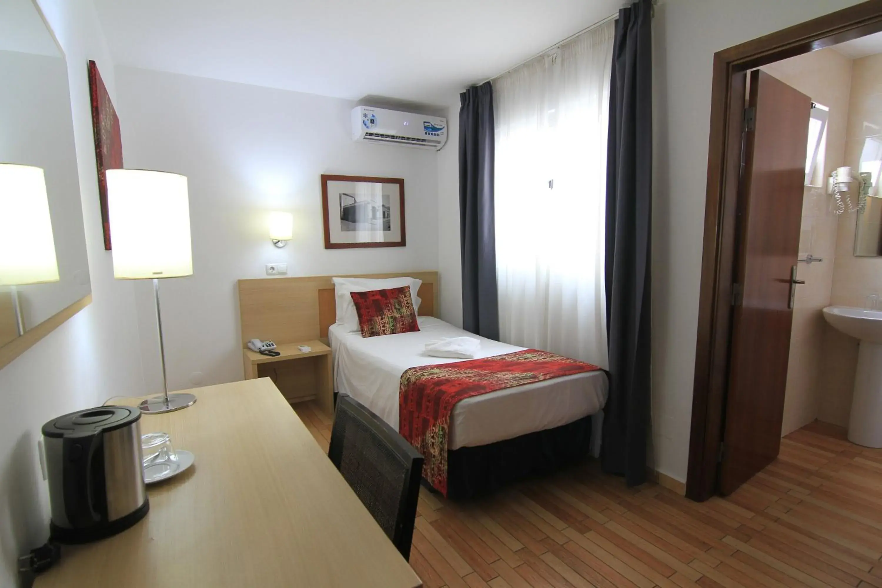 Standard Single Room in Hotel Santa Maria Standard Single Room in Hotel Santa Maria
