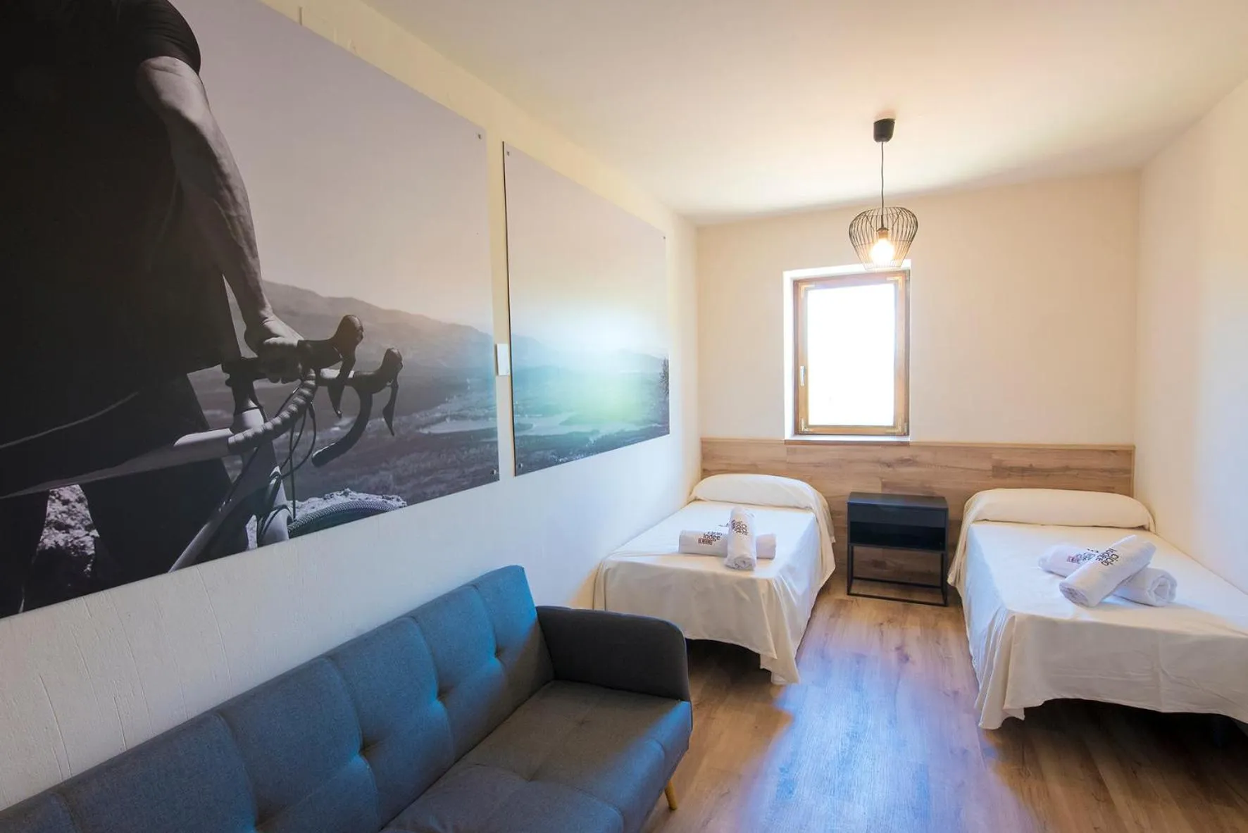 Photo of the whole room, Bed in CicloLodge