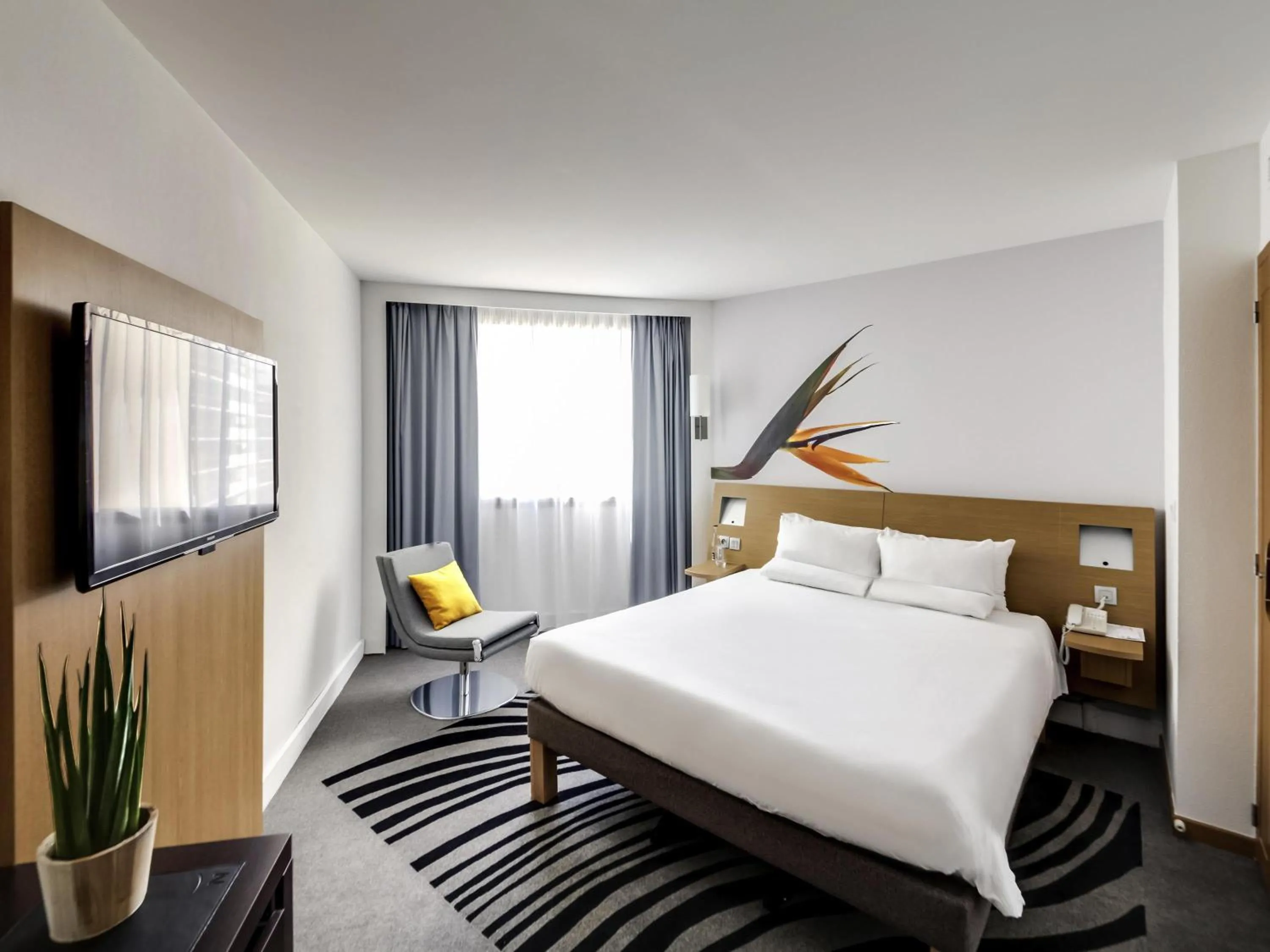 Bedroom, Bed in Novotel Paris Centre Gare Montparnasse