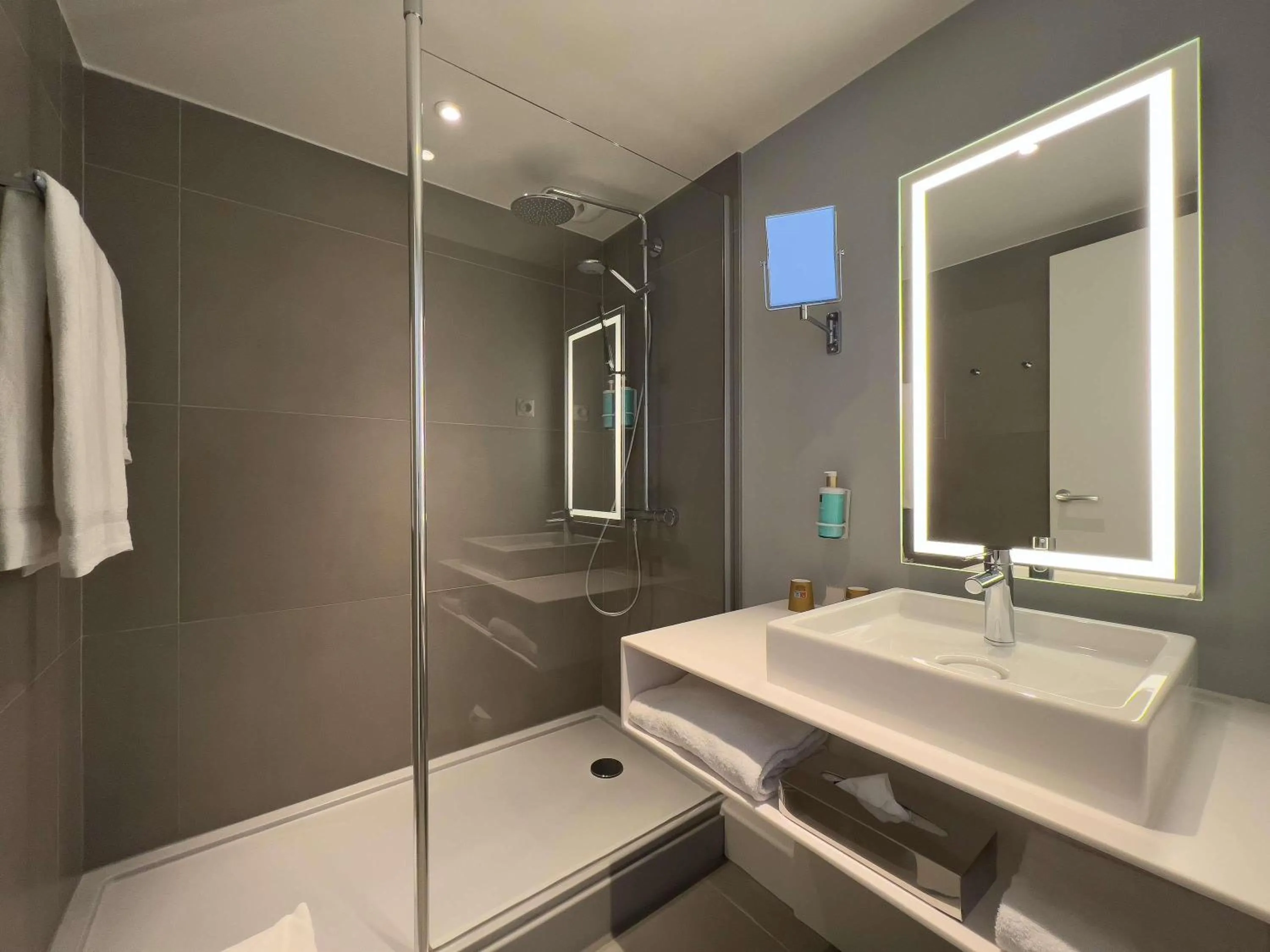 Bedroom in Novotel Paris Centre Gare Montparnasse