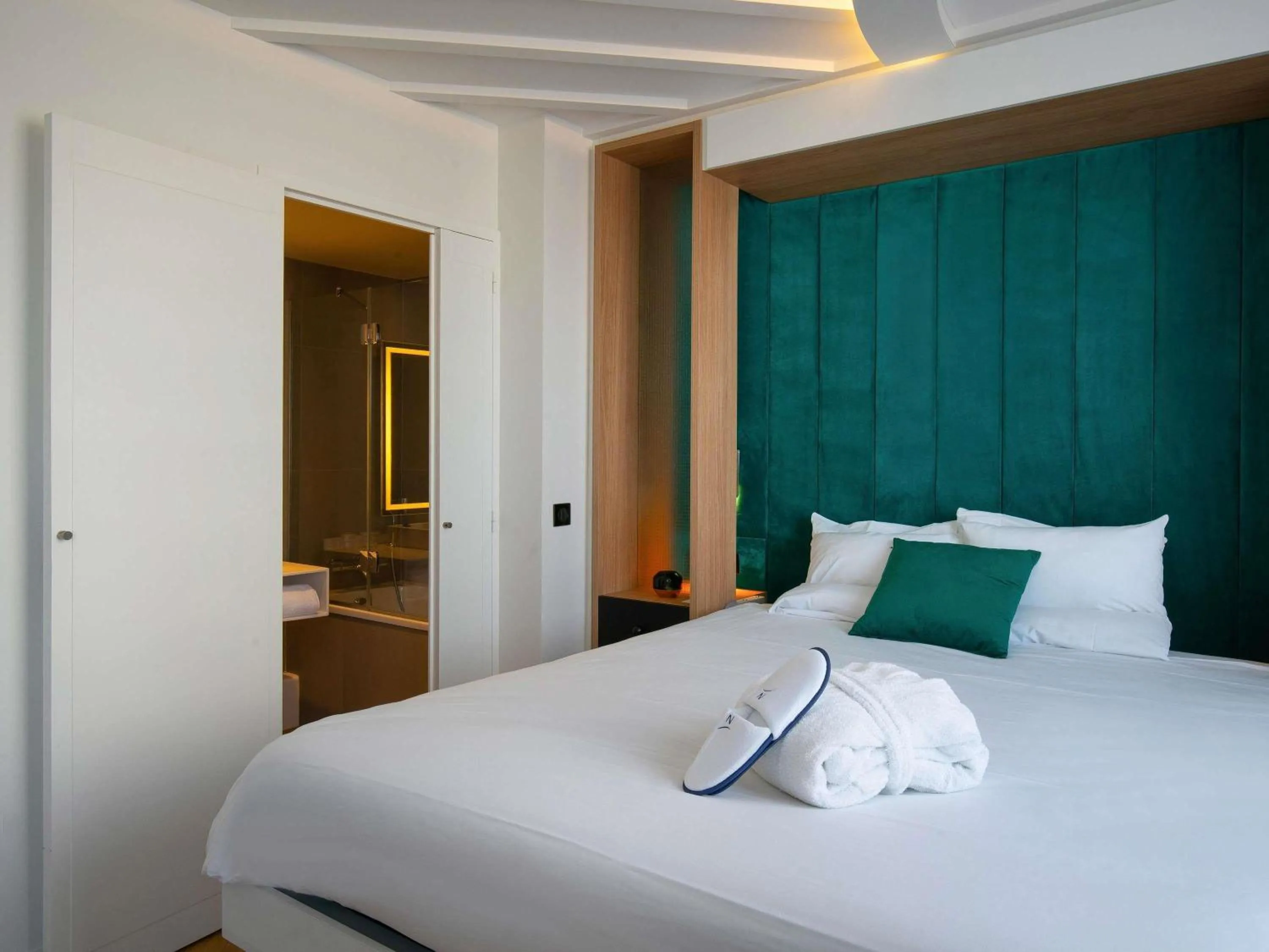 Photo of the whole room, Bed in Novotel Paris Centre Gare Montparnasse