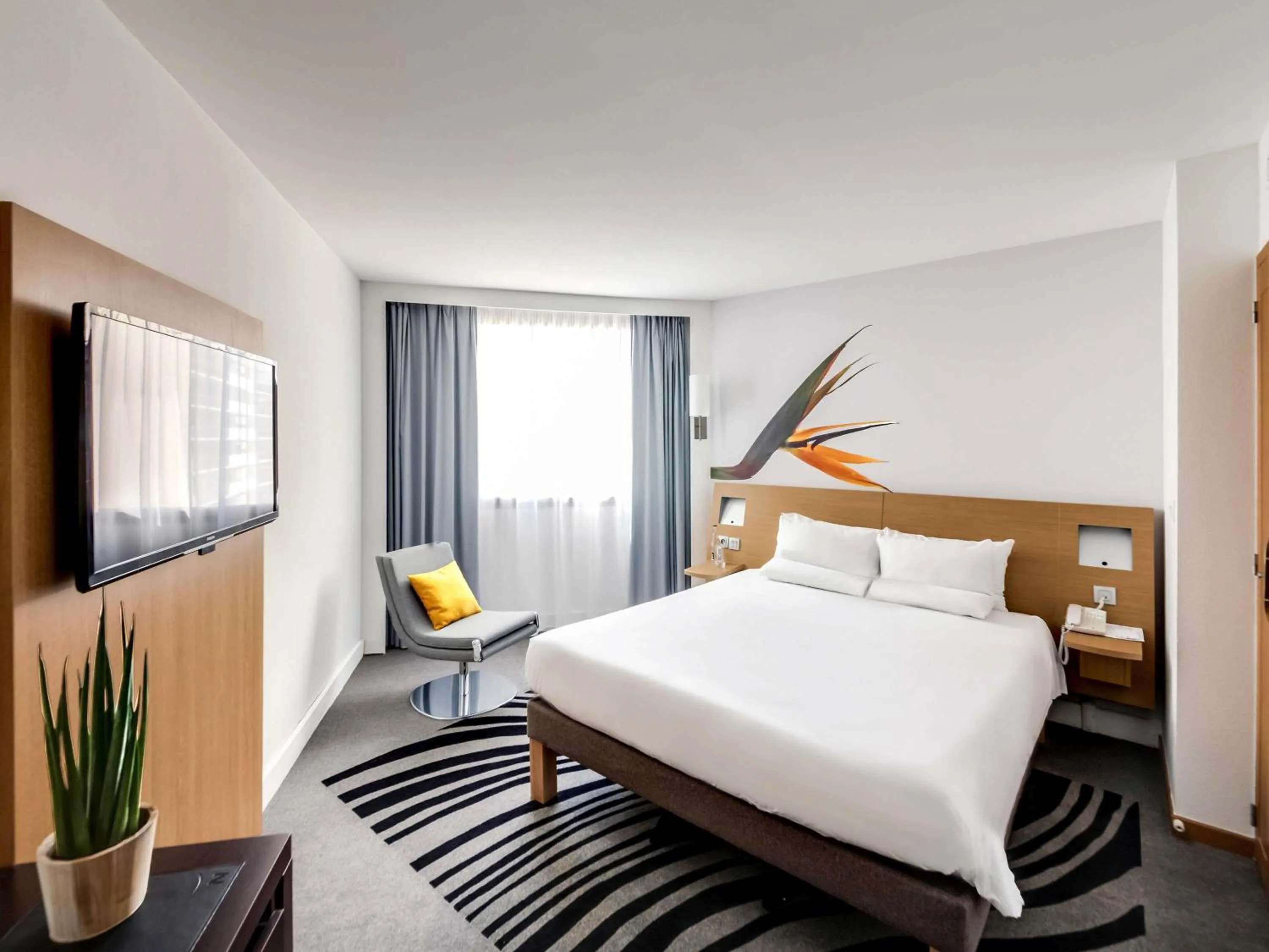 Bedroom, Bed in Novotel Paris Centre Gare Montparnasse
