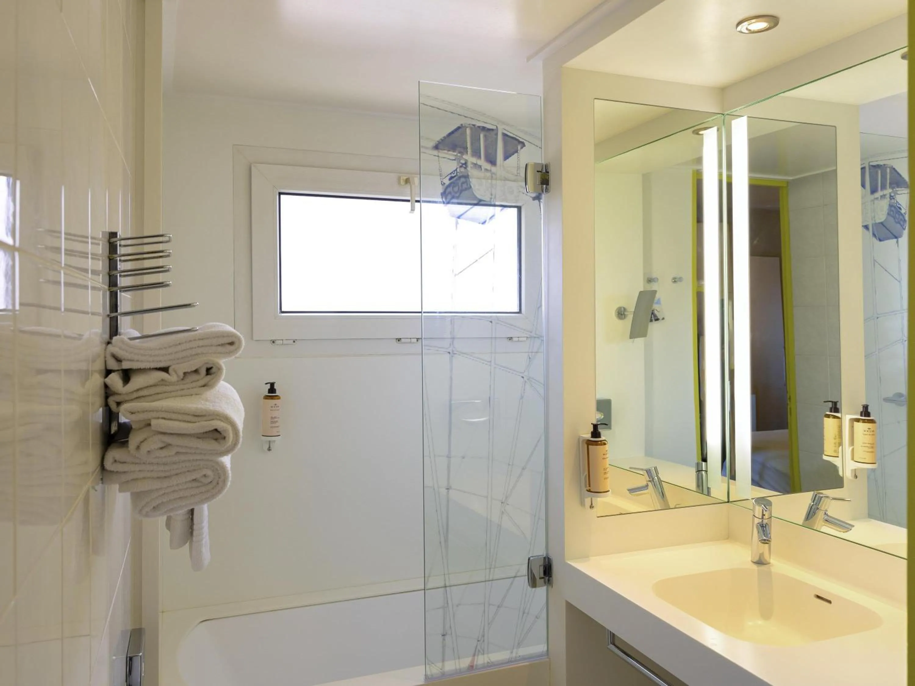 Bedroom in Mercure Nice Centre Grimaldi