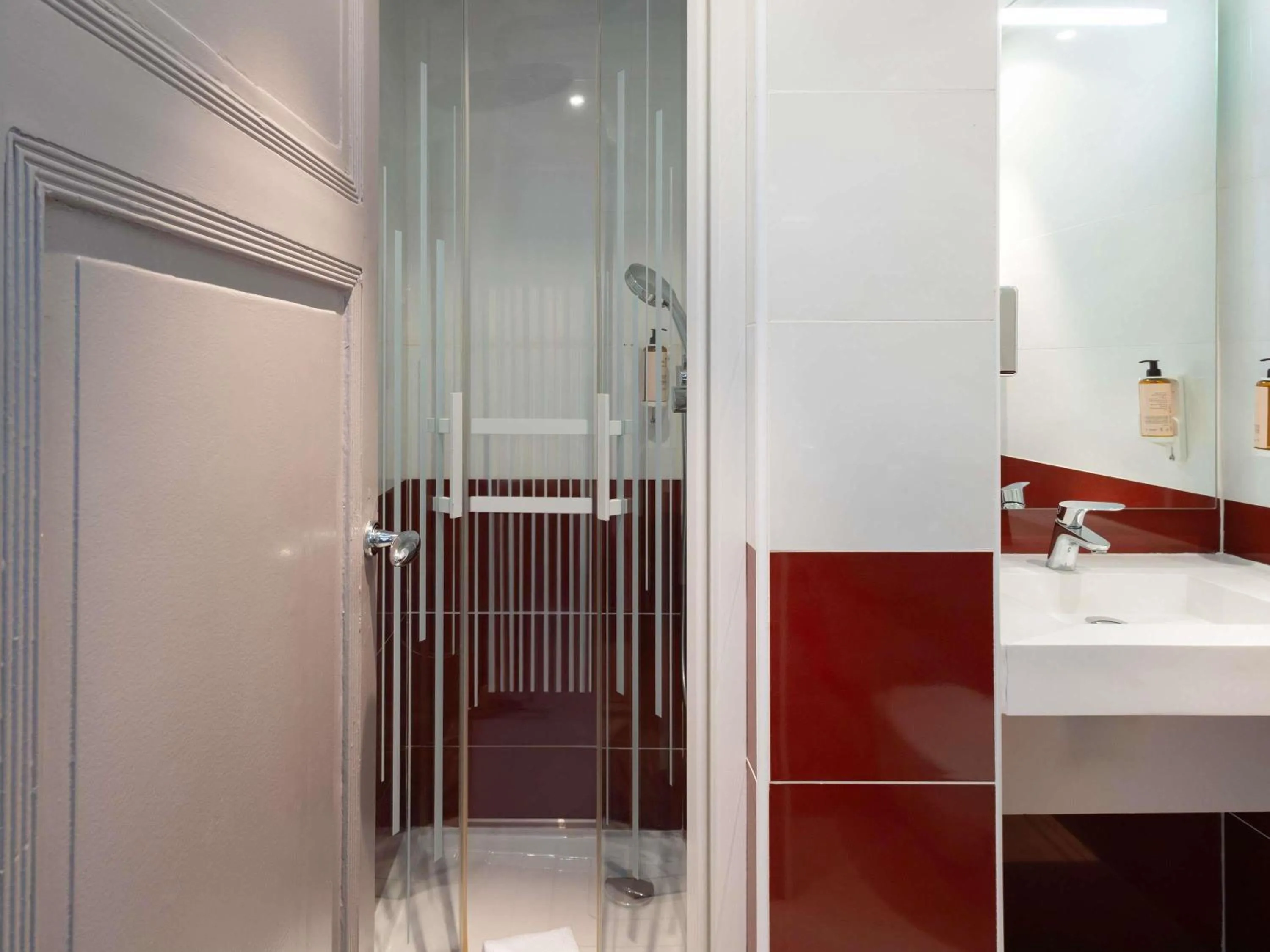 Bedroom in Mercure Nice Centre Grimaldi