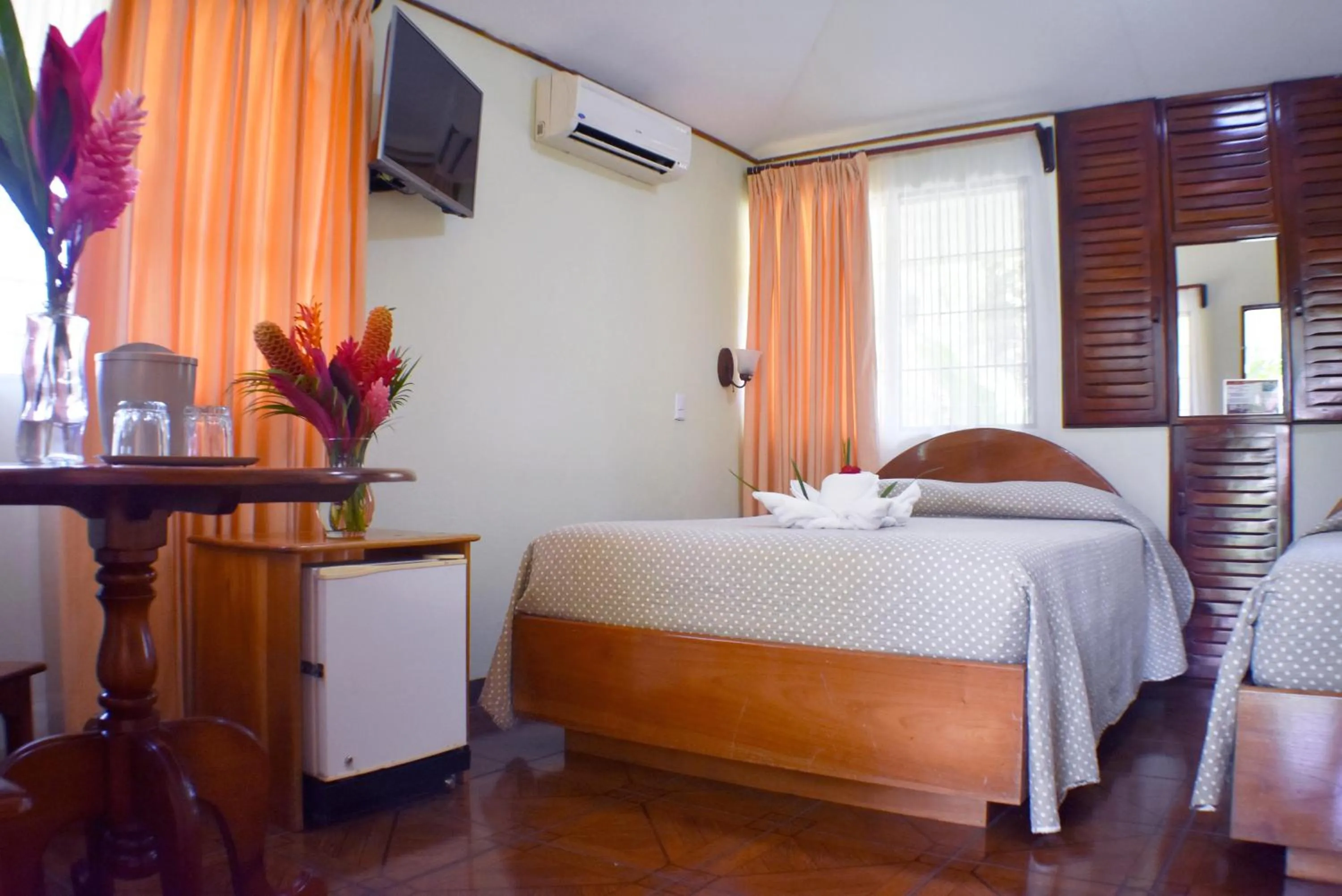 Photo of the whole room, Bed in Hotel Arenal Country Inn