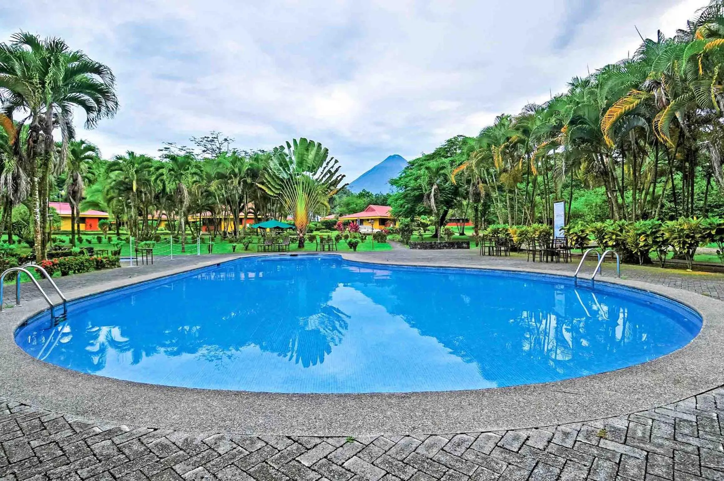 Swimming pool in Hotel Arenal Country Inn