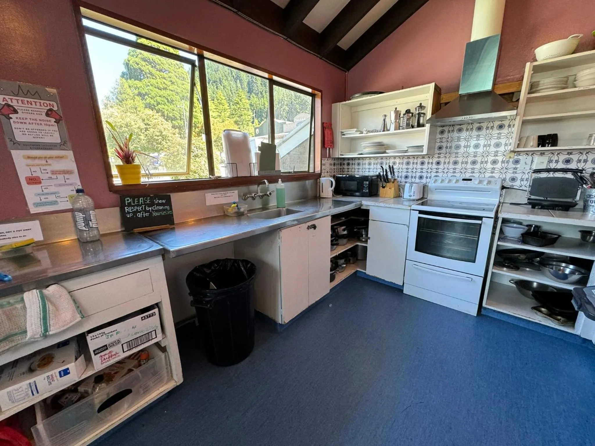 Kitchen or kitchenette in Southern Laughter Backpackers