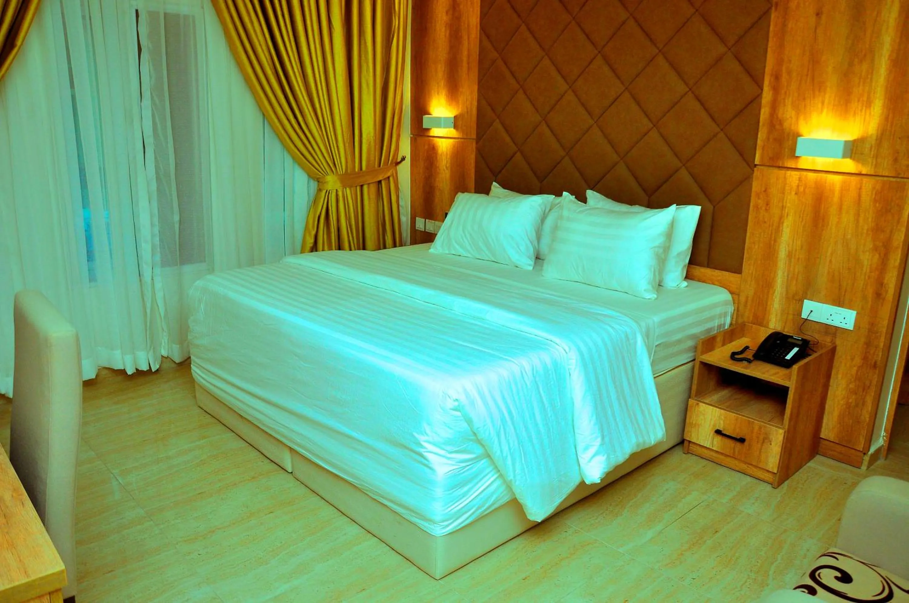 Photo of the whole room, Bed in Lit Suites