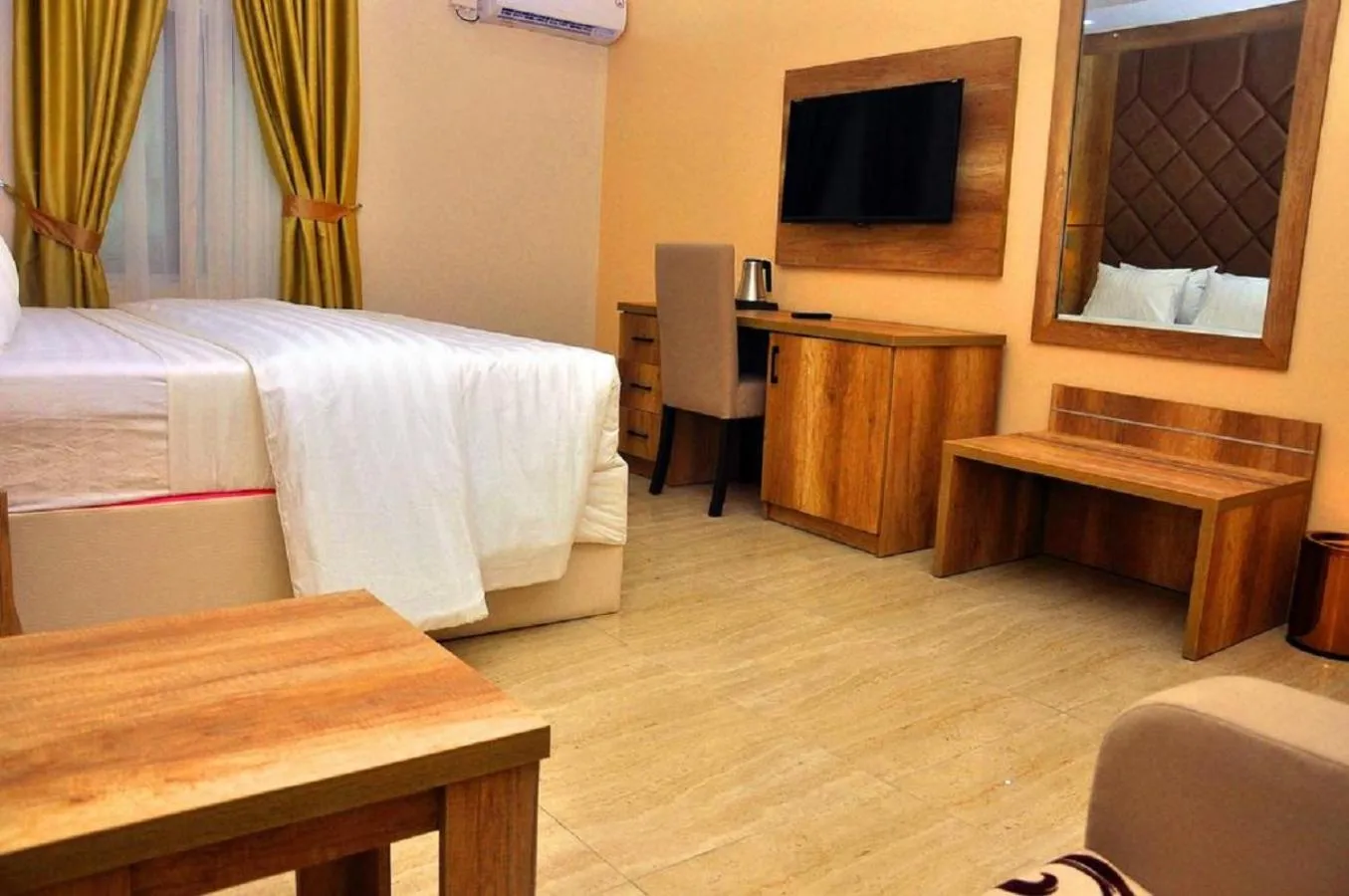 Staff, Bed in Lit Suites