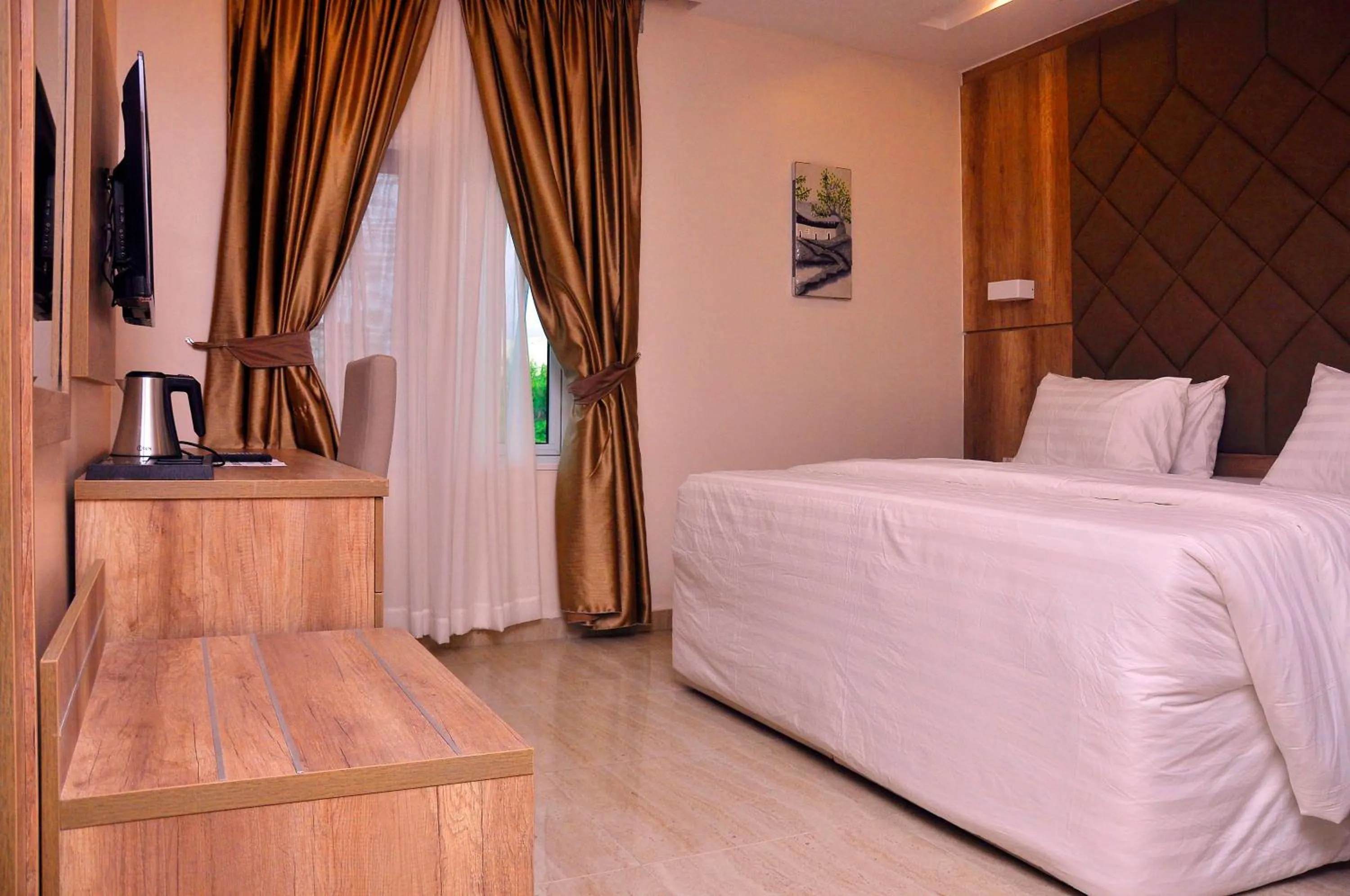 Photo of the whole room, Bed in Lit Suites