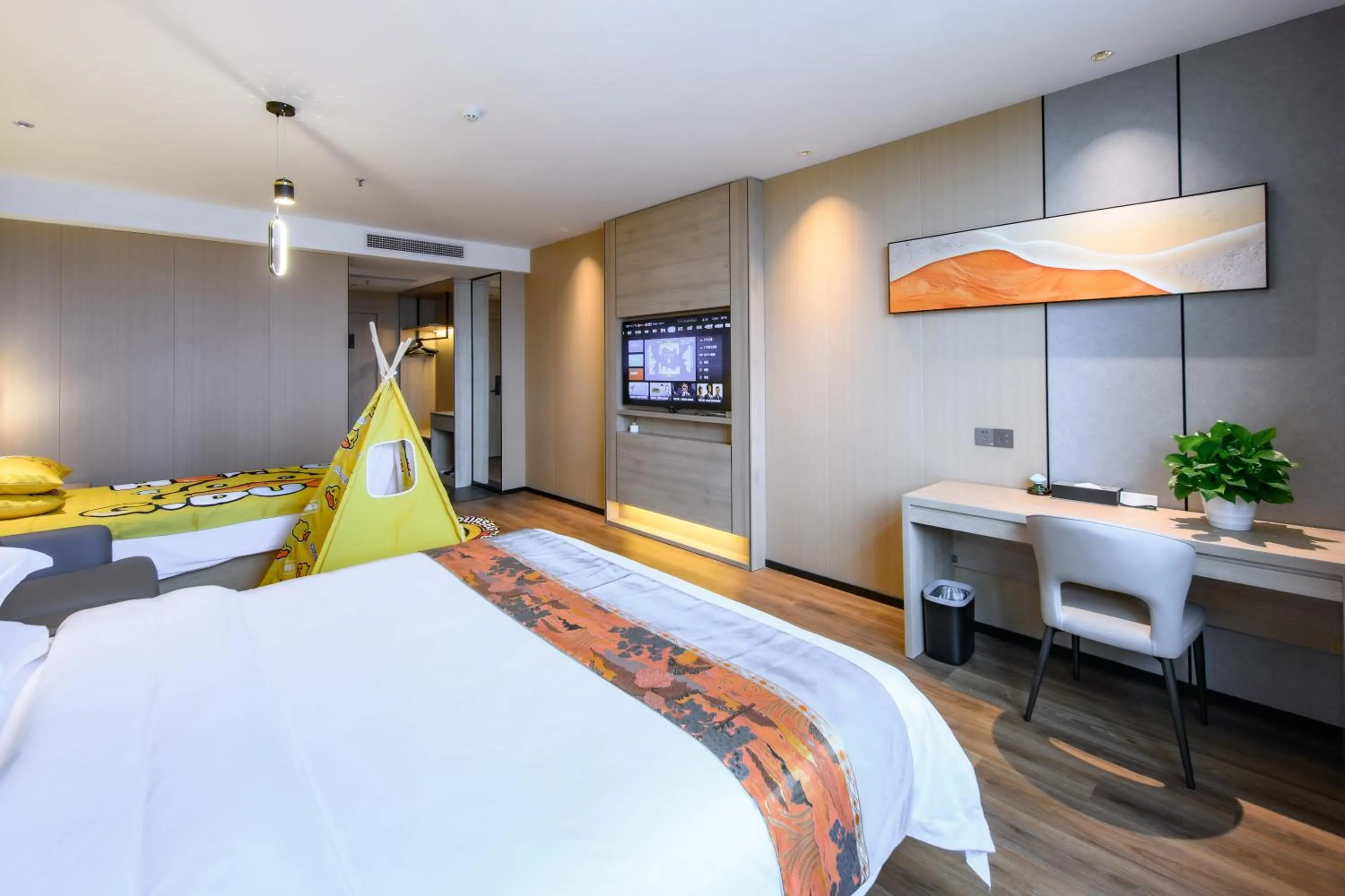 Photo of the whole room, Bed in Shanshui S Hotel