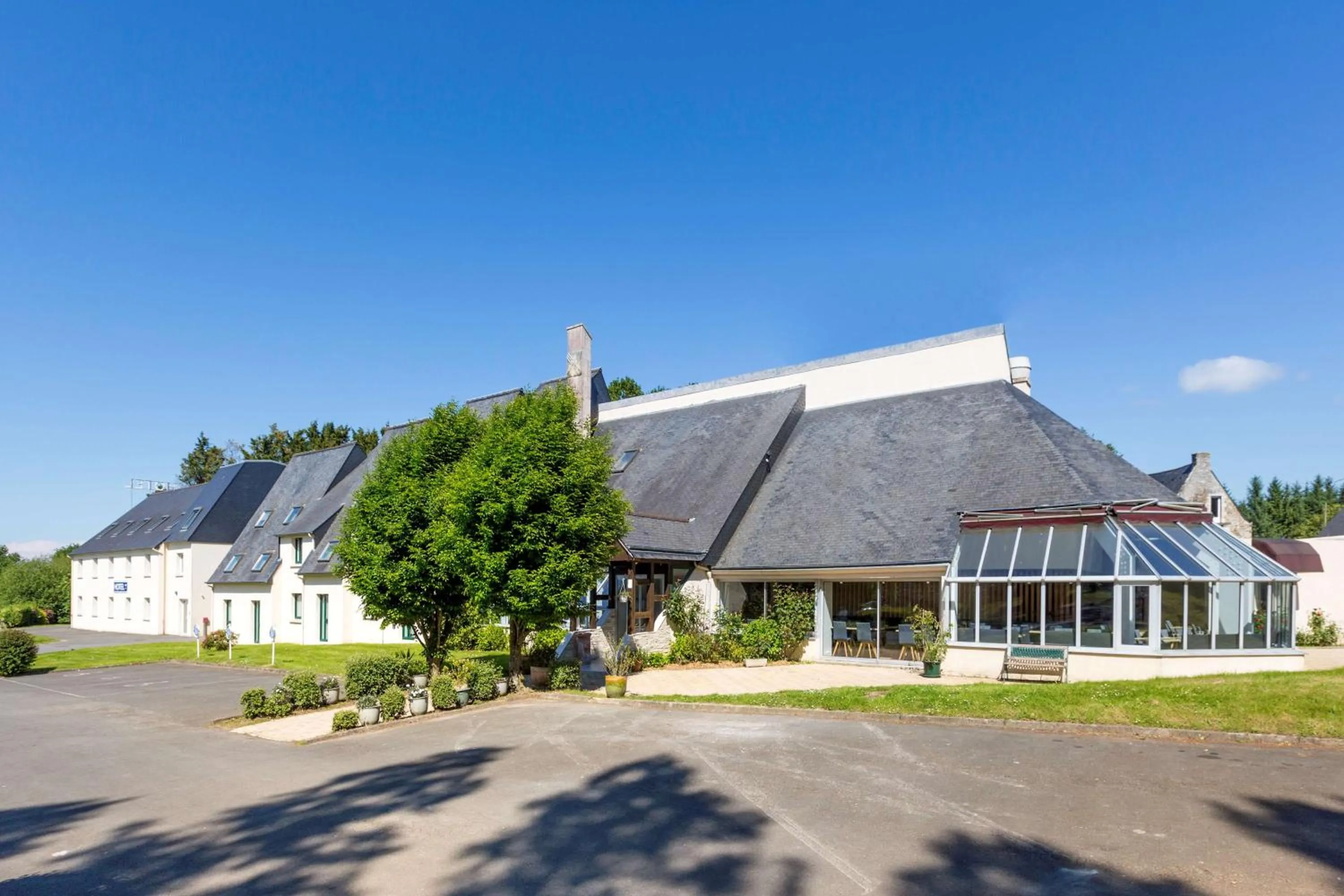Property building in Best Western Armor Park Dinan et Spa