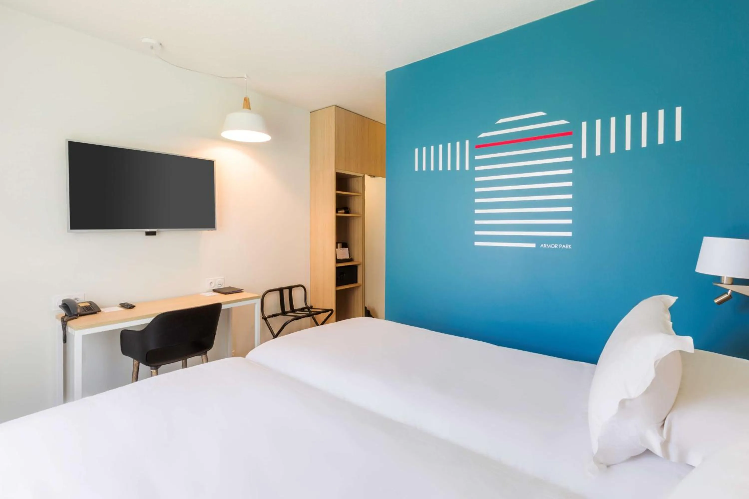 Bathroom, Bed in Best Western Armor Park Dinan et Spa