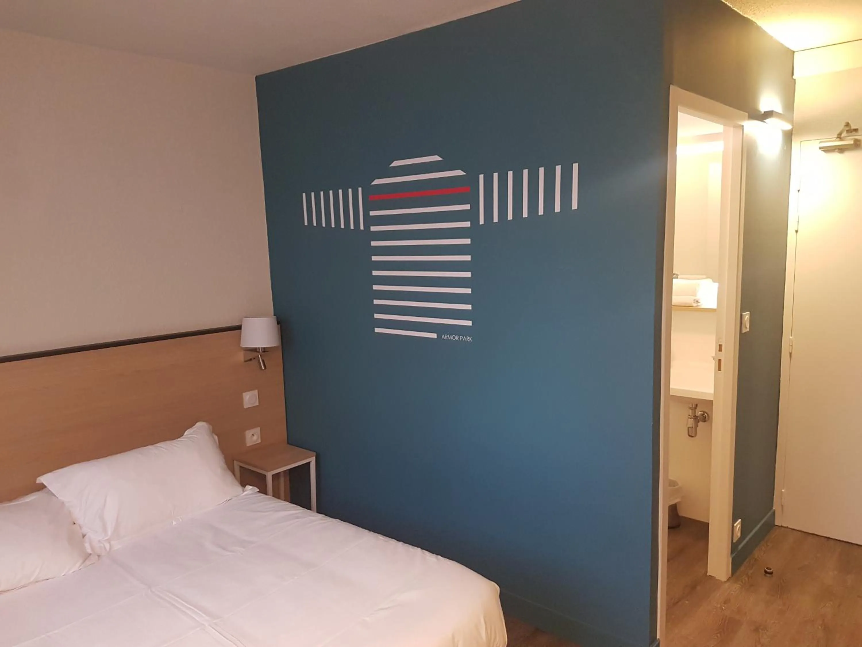 Photo of the whole room, Bed in Best Western Armor Park Dinan et Spa