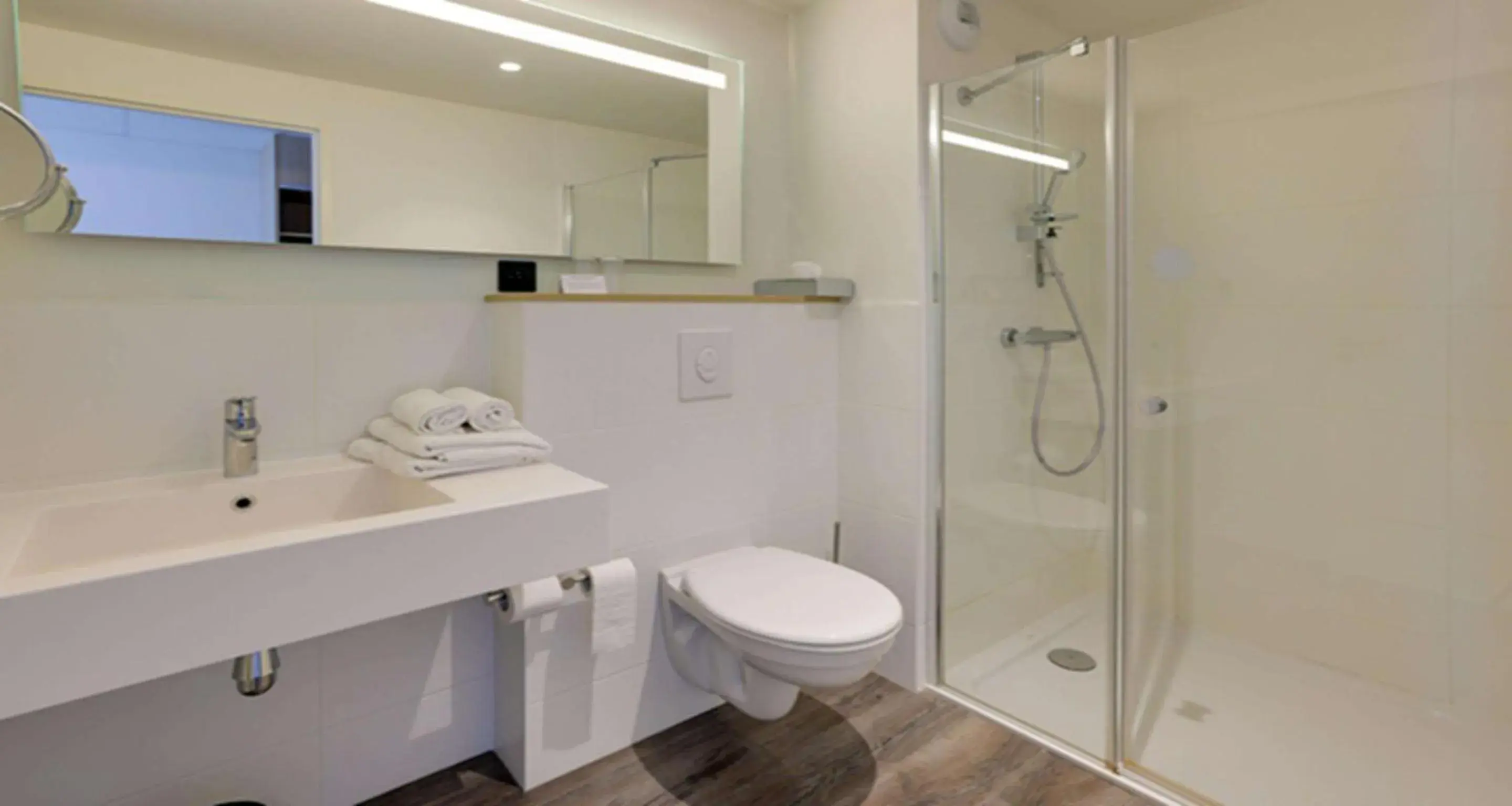 King Suite with Sofa Bed - Non-Smoking in Best Western Armor Park Dinan et Spa King Suite with Sofa Bed - Non-Smoking in Best Western Armor Park Dinan et Spa