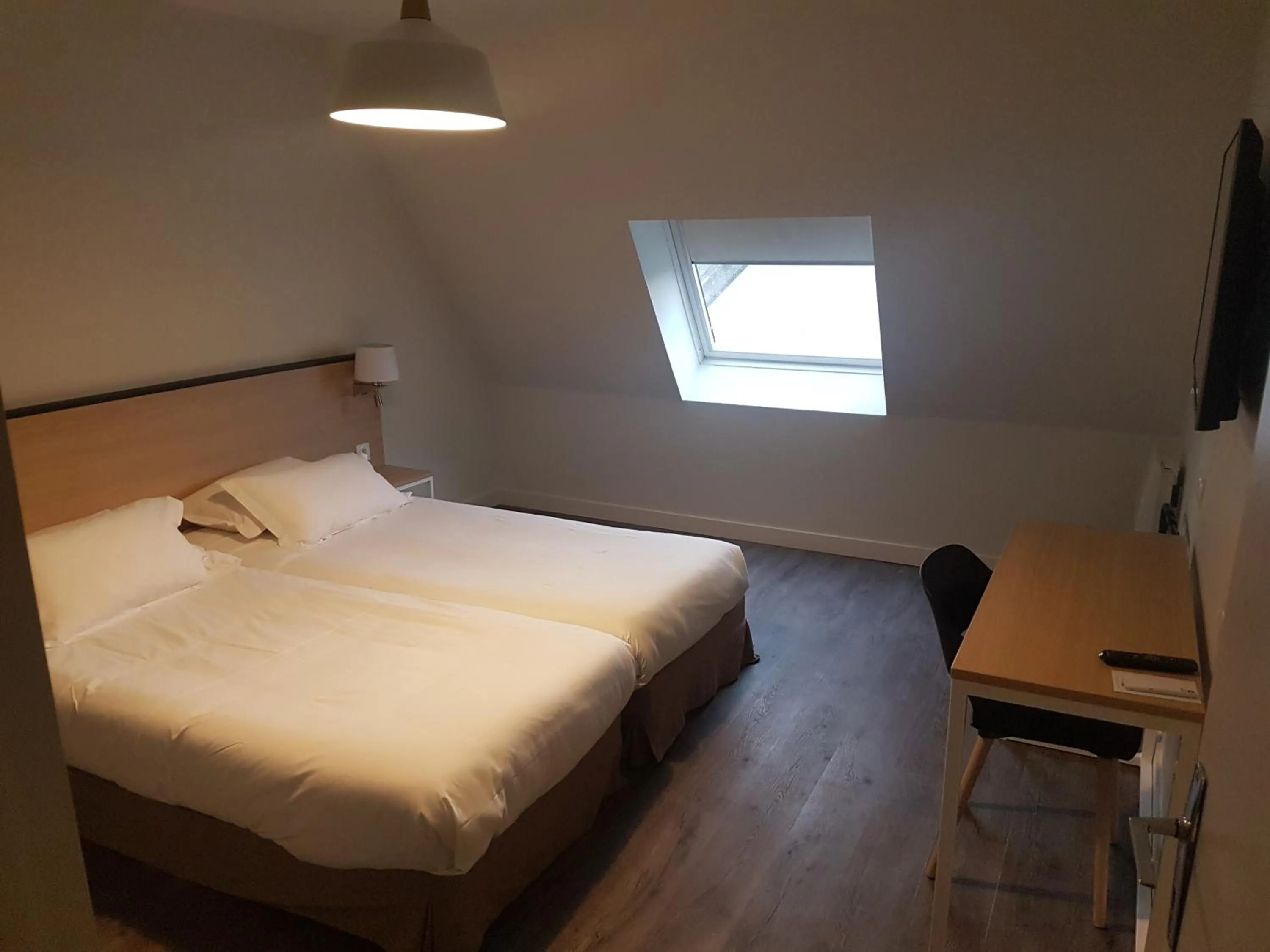 Photo of the whole room, Bed in Best Western Armor Park Dinan et Spa