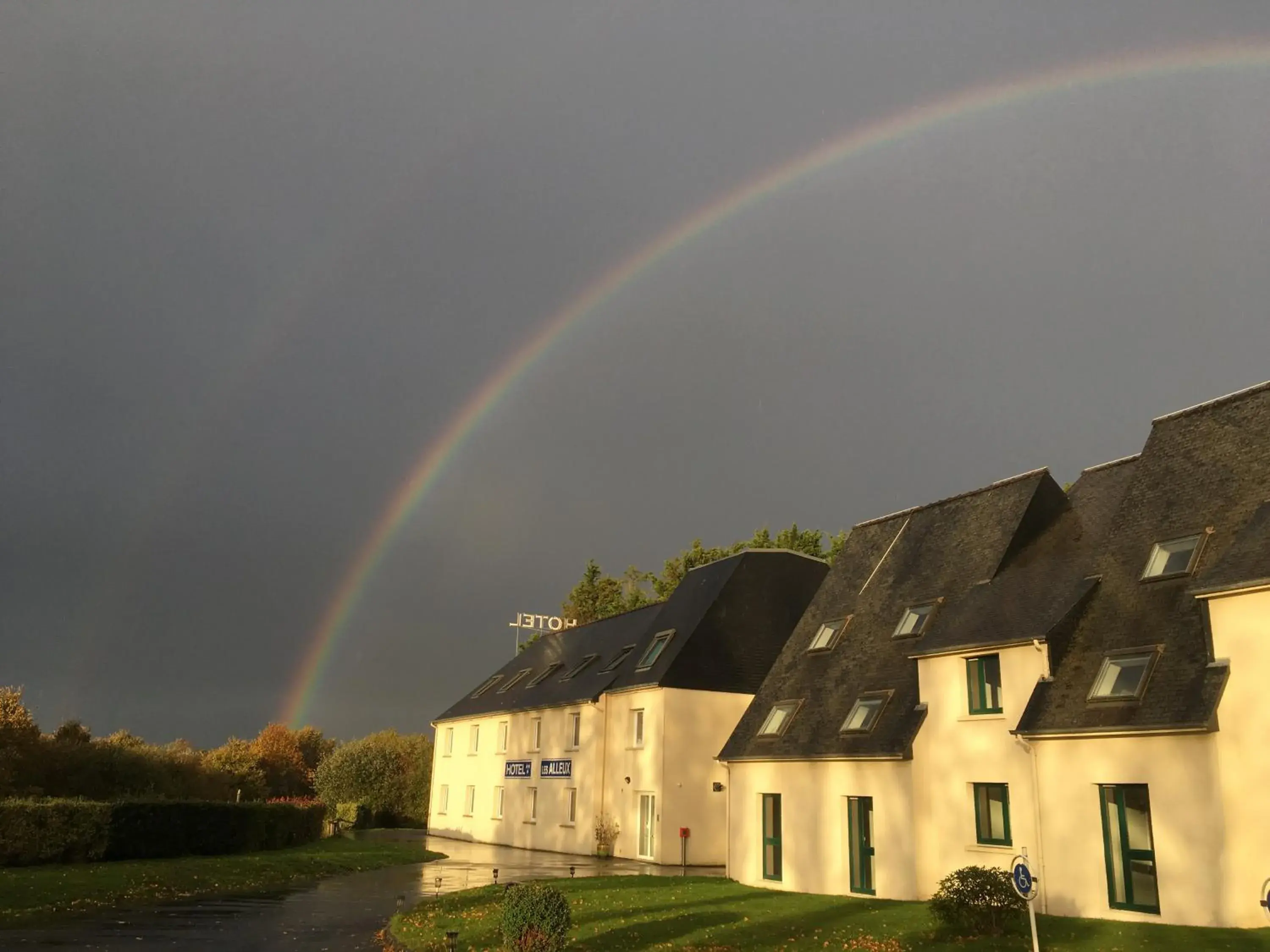 Property building in Best Western Armor Park Dinan et Spa Property building in Best Western Armor Park Dinan et Spa