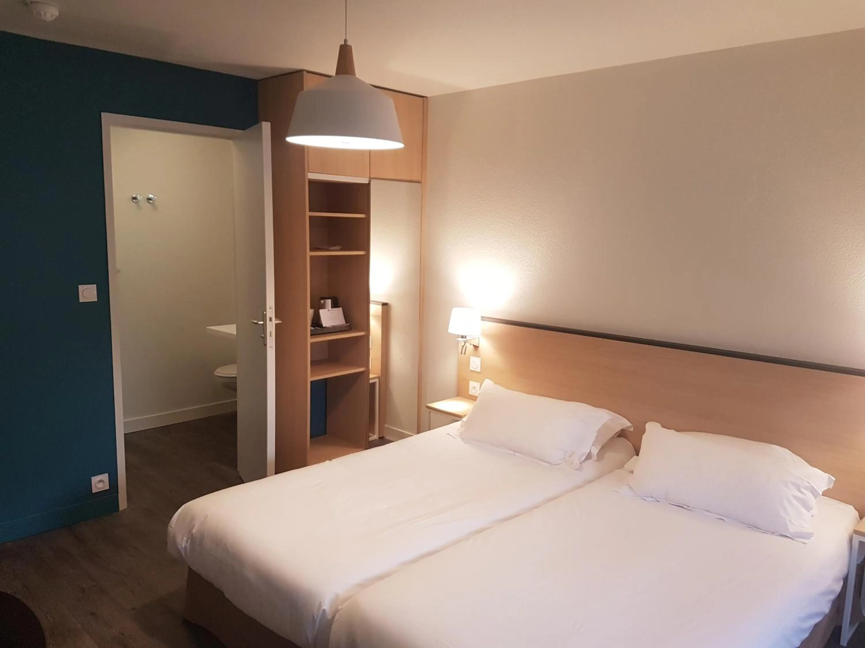 Photo of the whole room, Bed in Best Western Armor Park Dinan et Spa