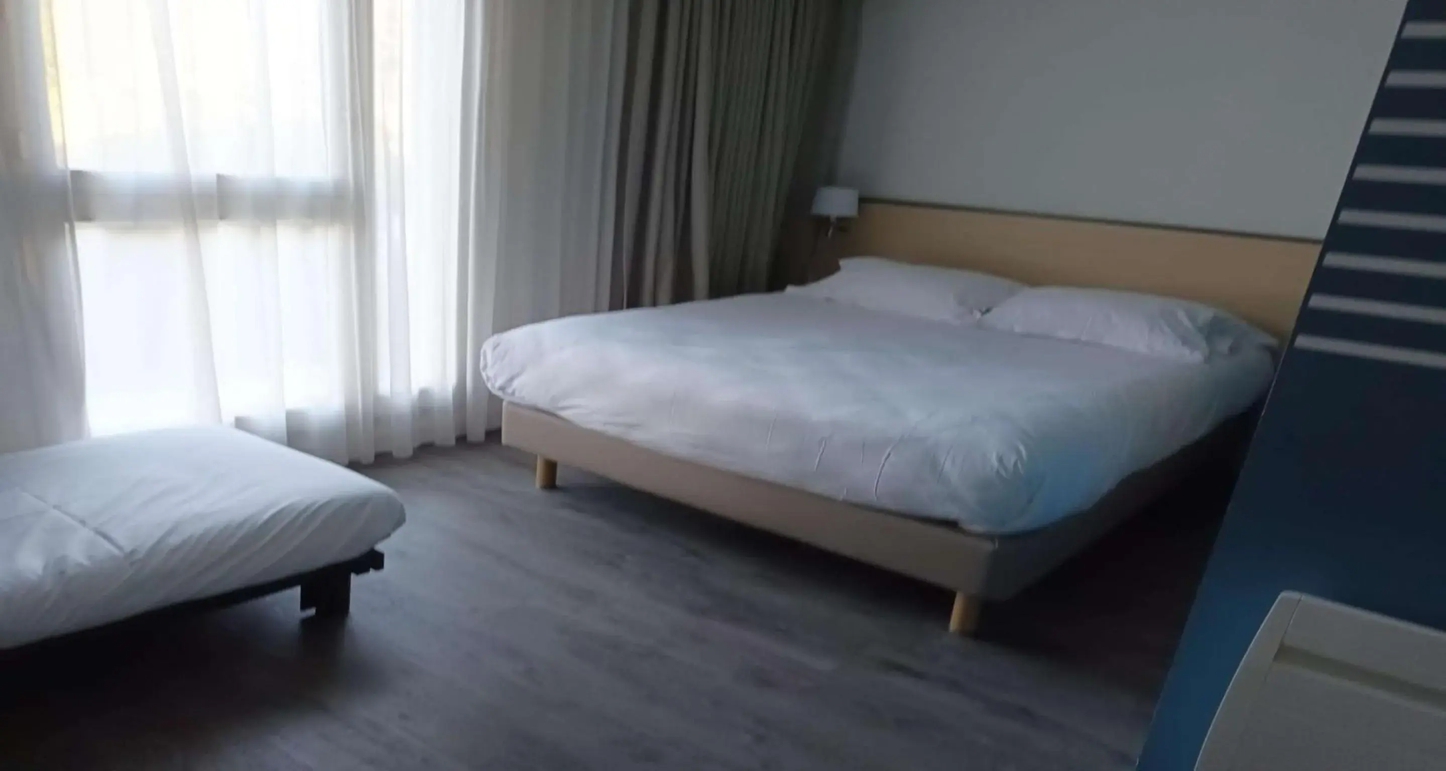 Bedroom, Bed in Best Western Armor Park Dinan et Spa Bedroom, Bed in Best Western Armor Park Dinan et Spa