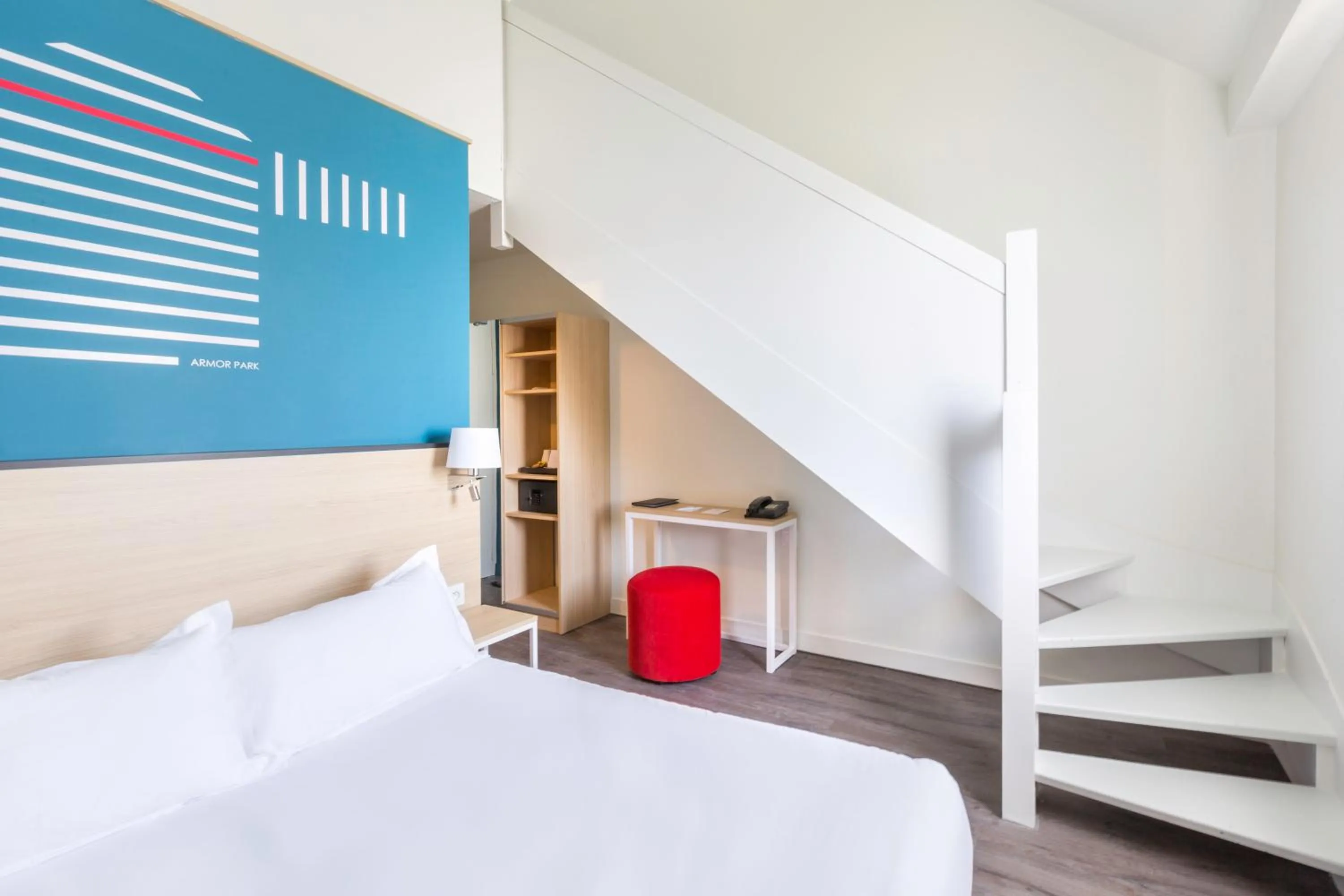 Photo of the whole room, Bed in Best Western Armor Park Dinan et Spa