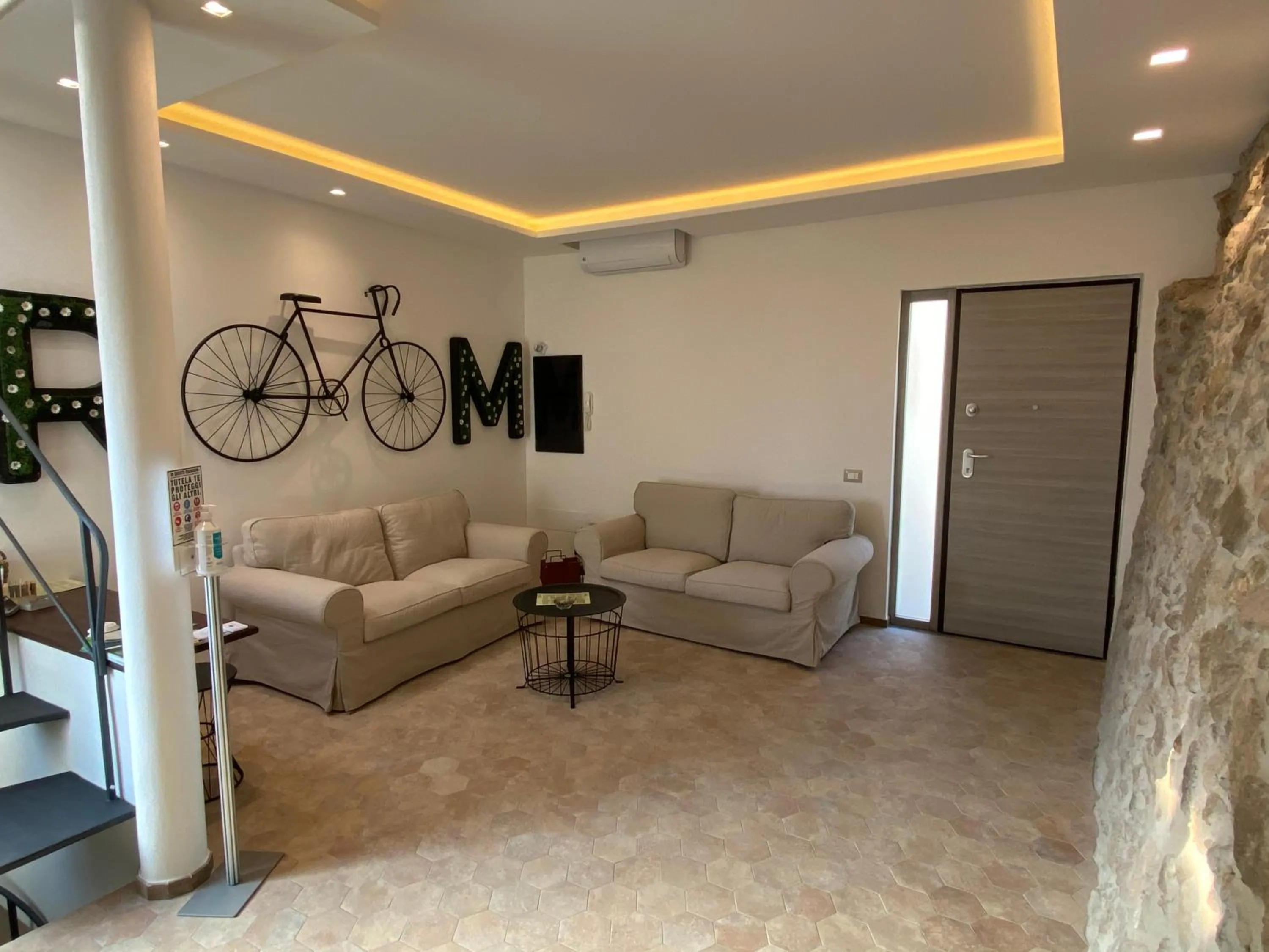 Communal lounge/ TV room in L'Orologio Bed & Breakfast