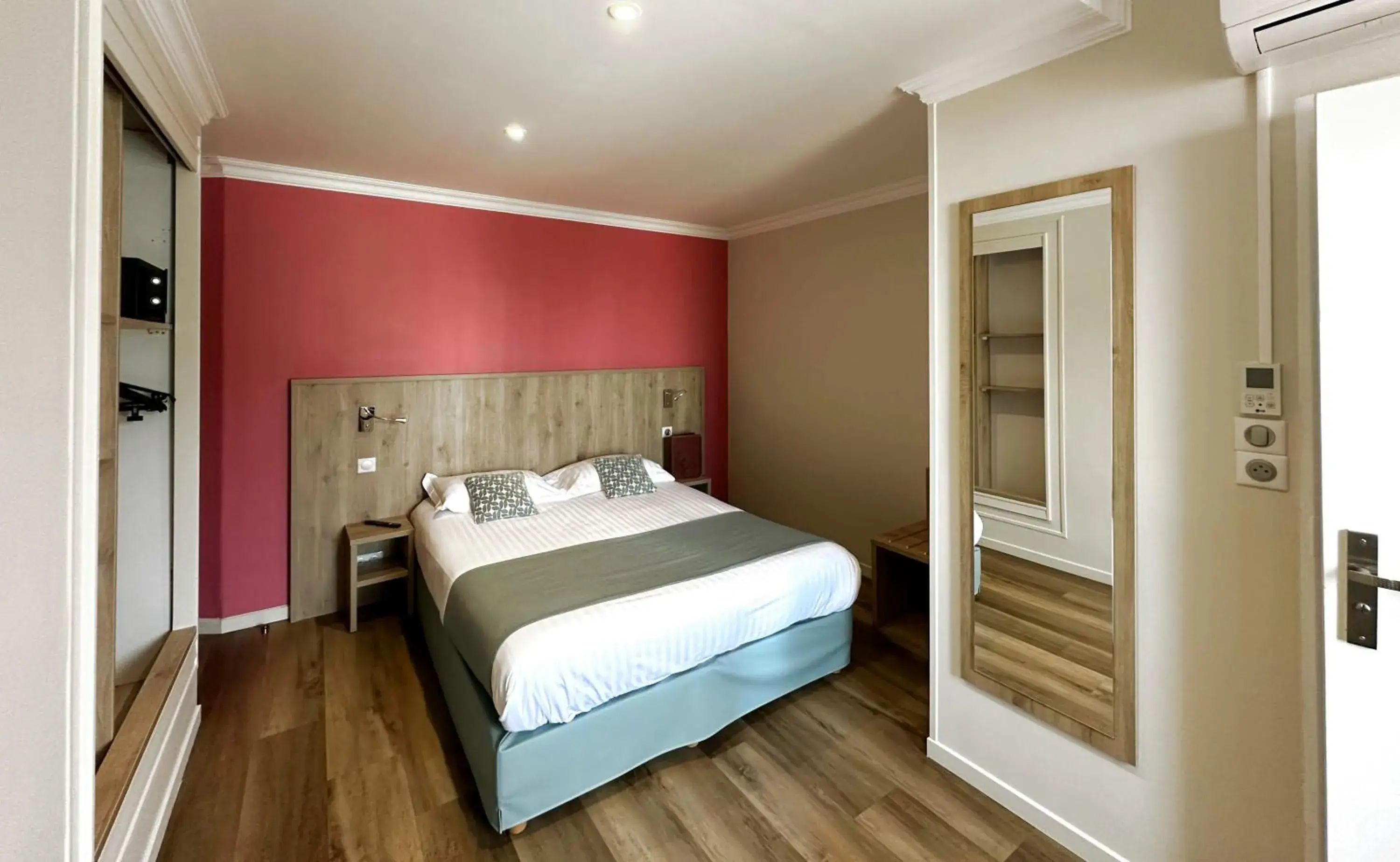 Confort Room in Logis - Hôtel Arc en Ciel et SPA Les Sables d'Olonne Confort Room in Logis - Hôtel Arc en Ciel et SPA Les Sables d'Olonne