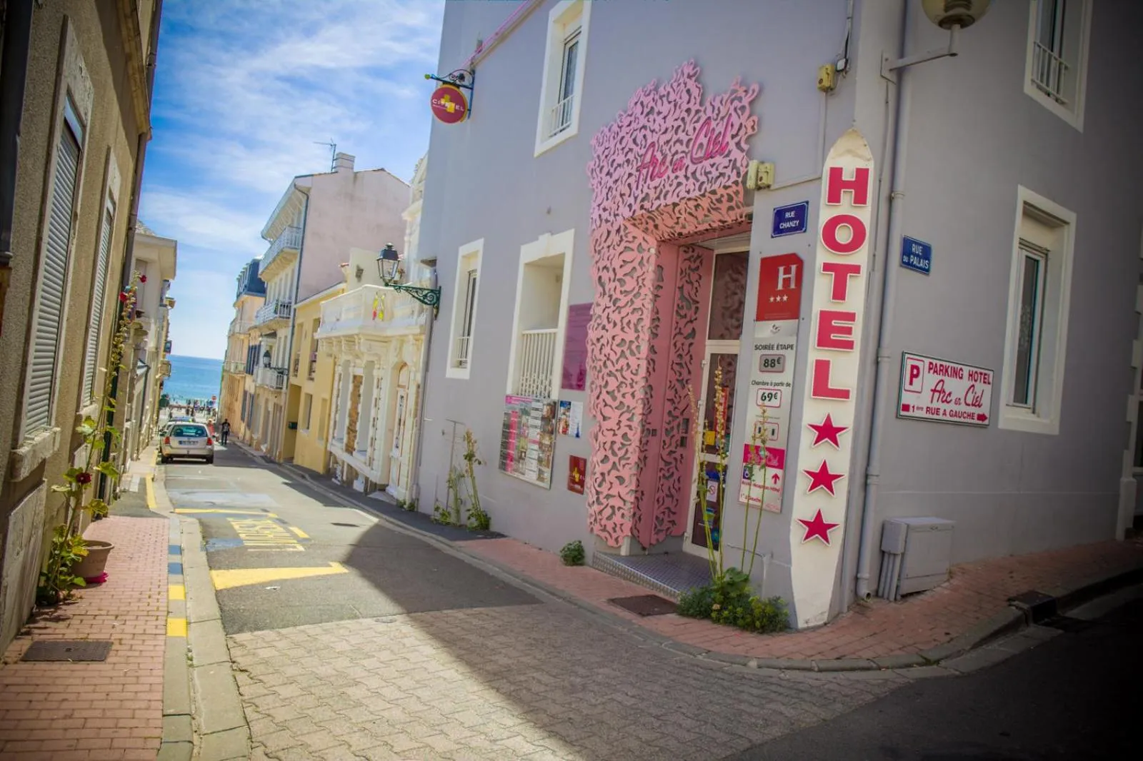 Property building in Logis - Hôtel Arc en Ciel et SPA Les Sables d'Olonne