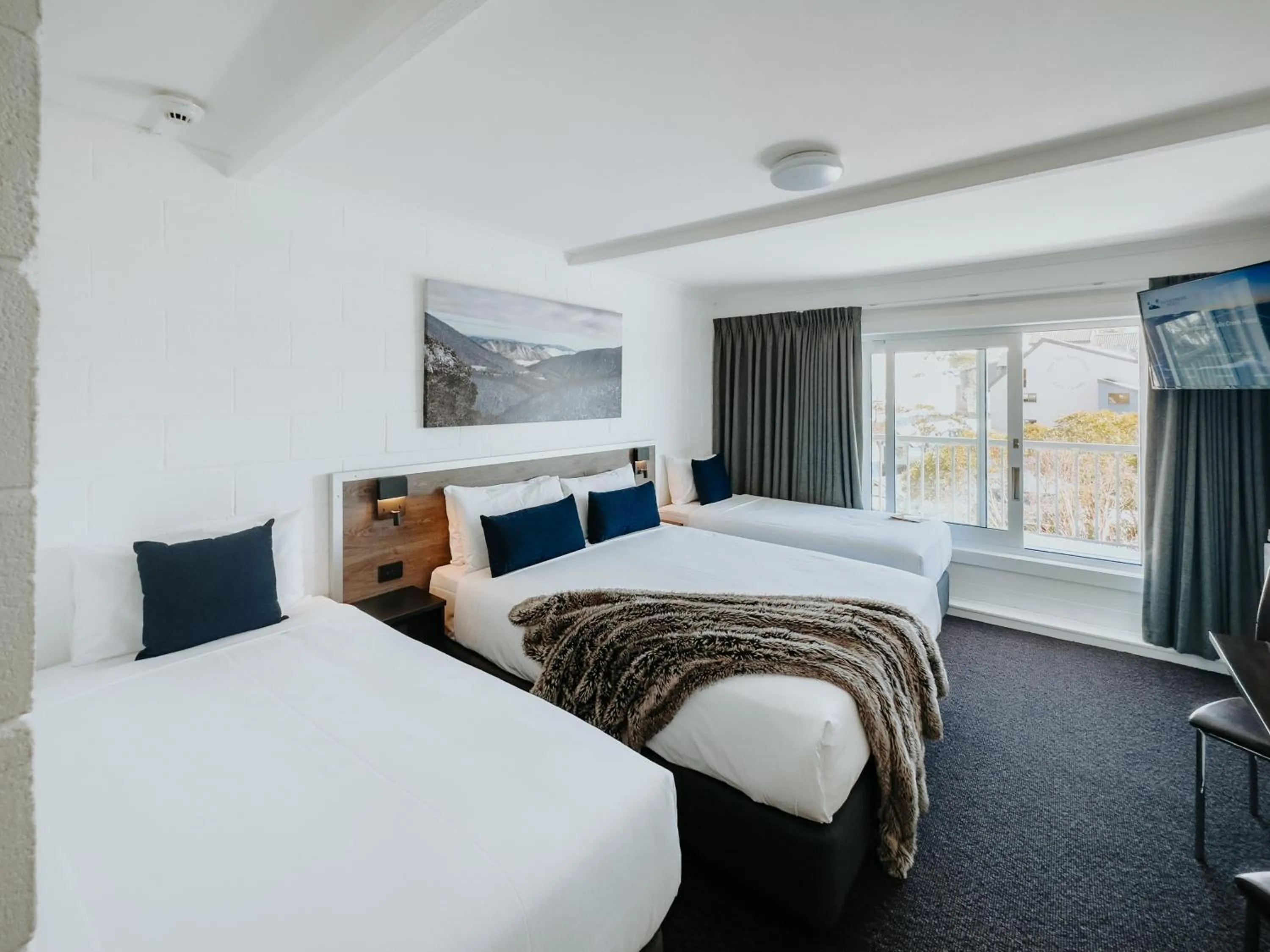 Bedroom, Bed in Falls Creek Hotel