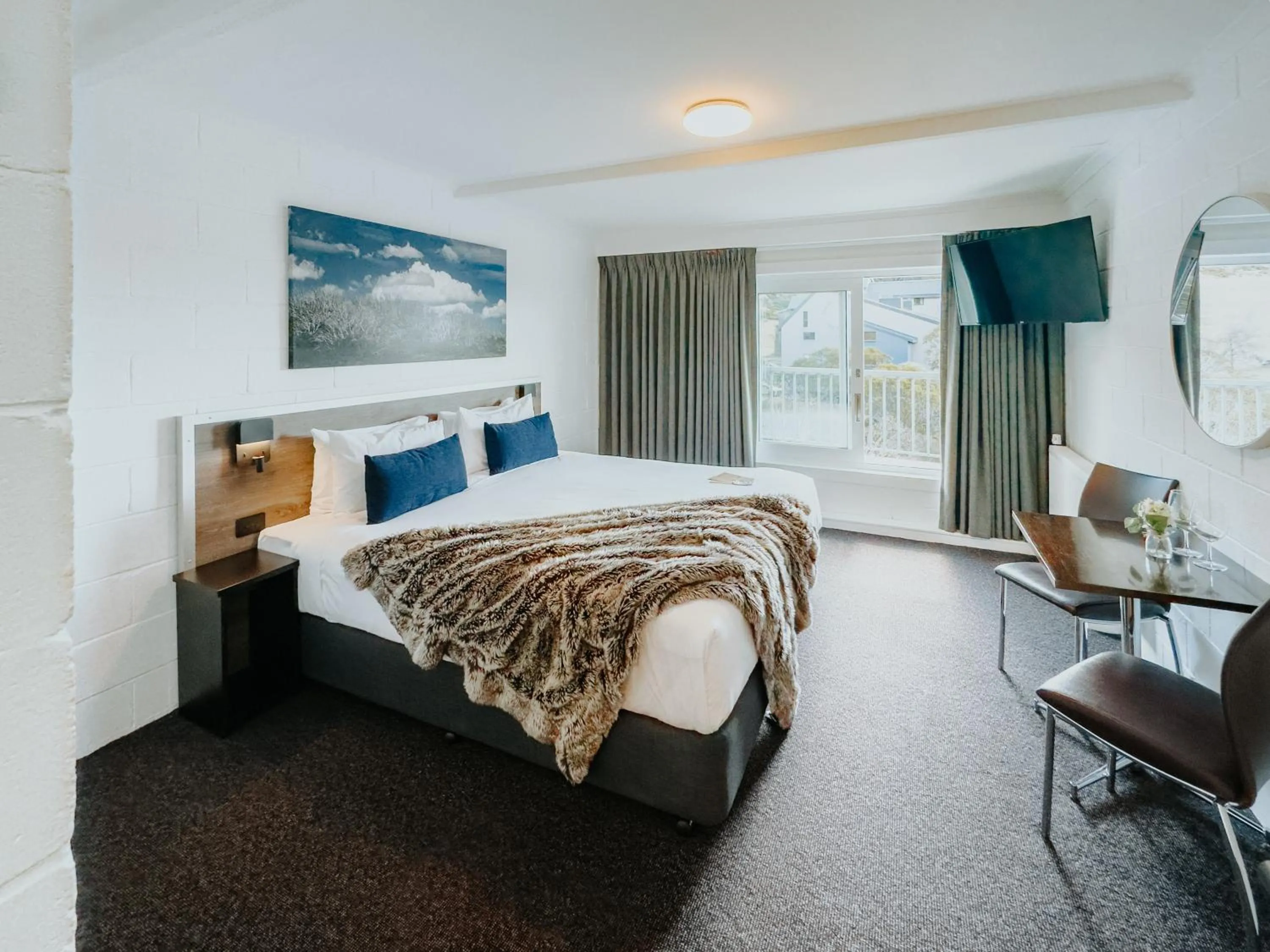 Bedroom, Bed in Falls Creek Hotel