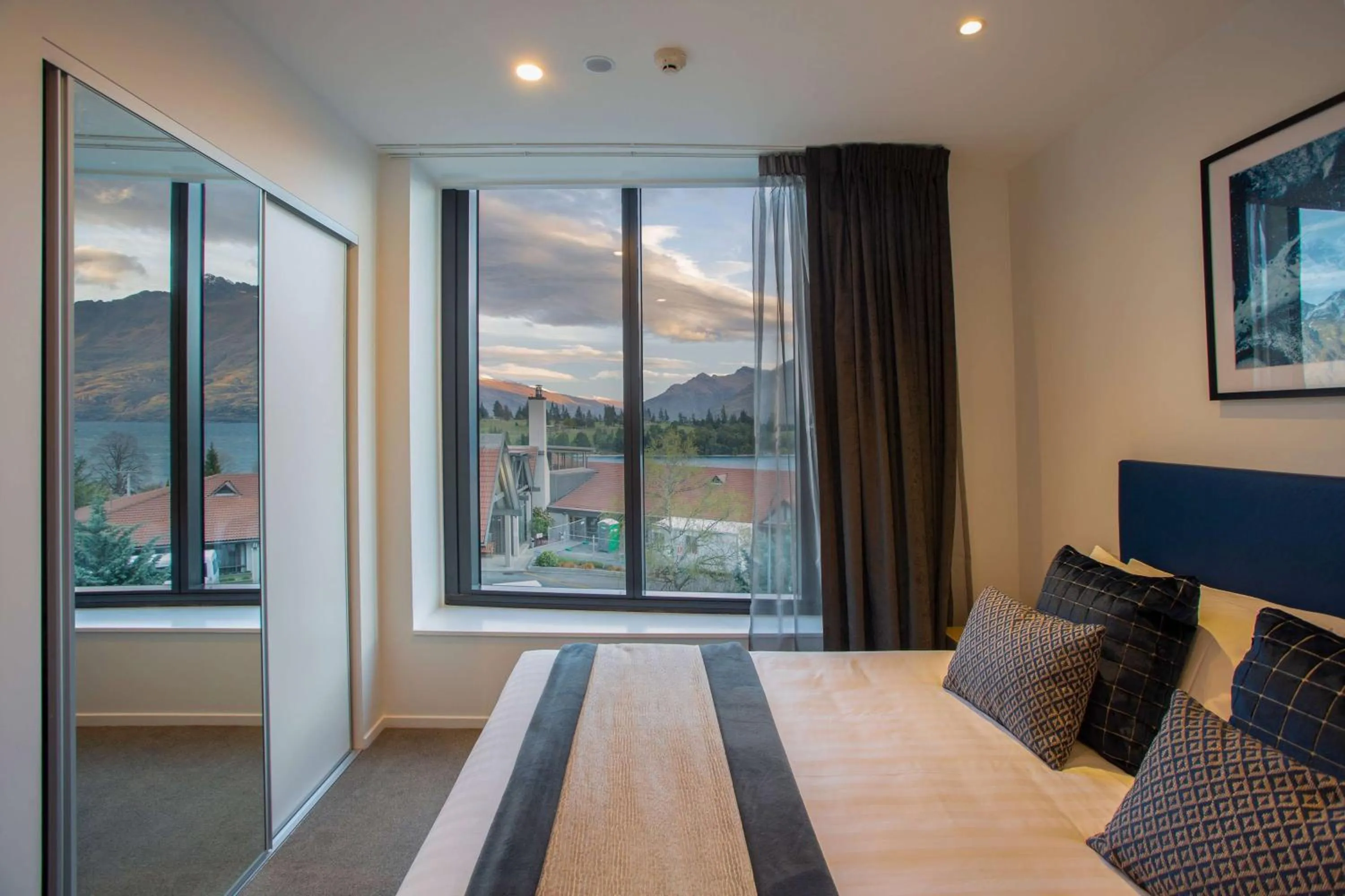 Photo of the whole room, Bed in Ramada by Wyndham Queenstown Central