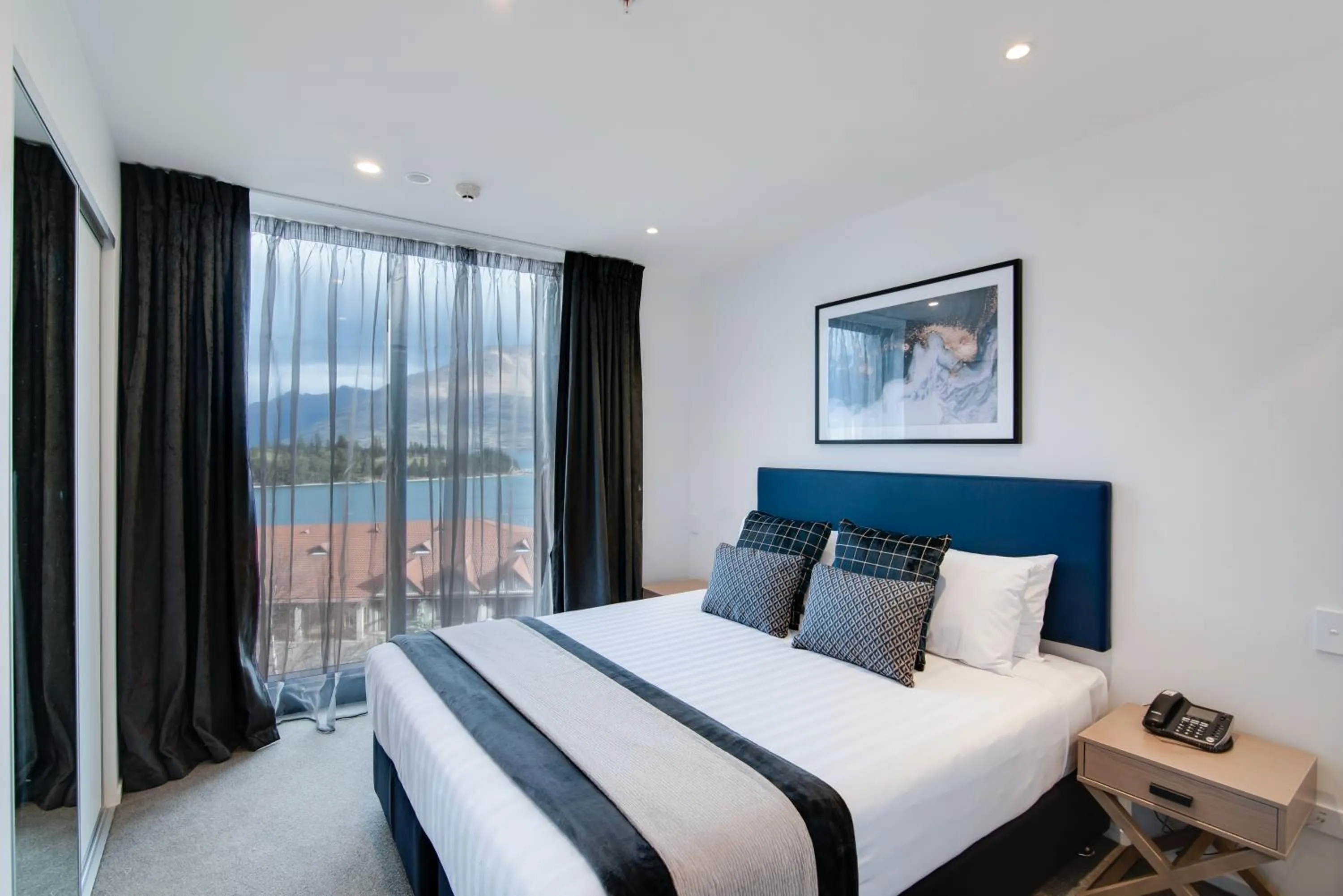 Lake view, Bed in Ramada by Wyndham Queenstown Central