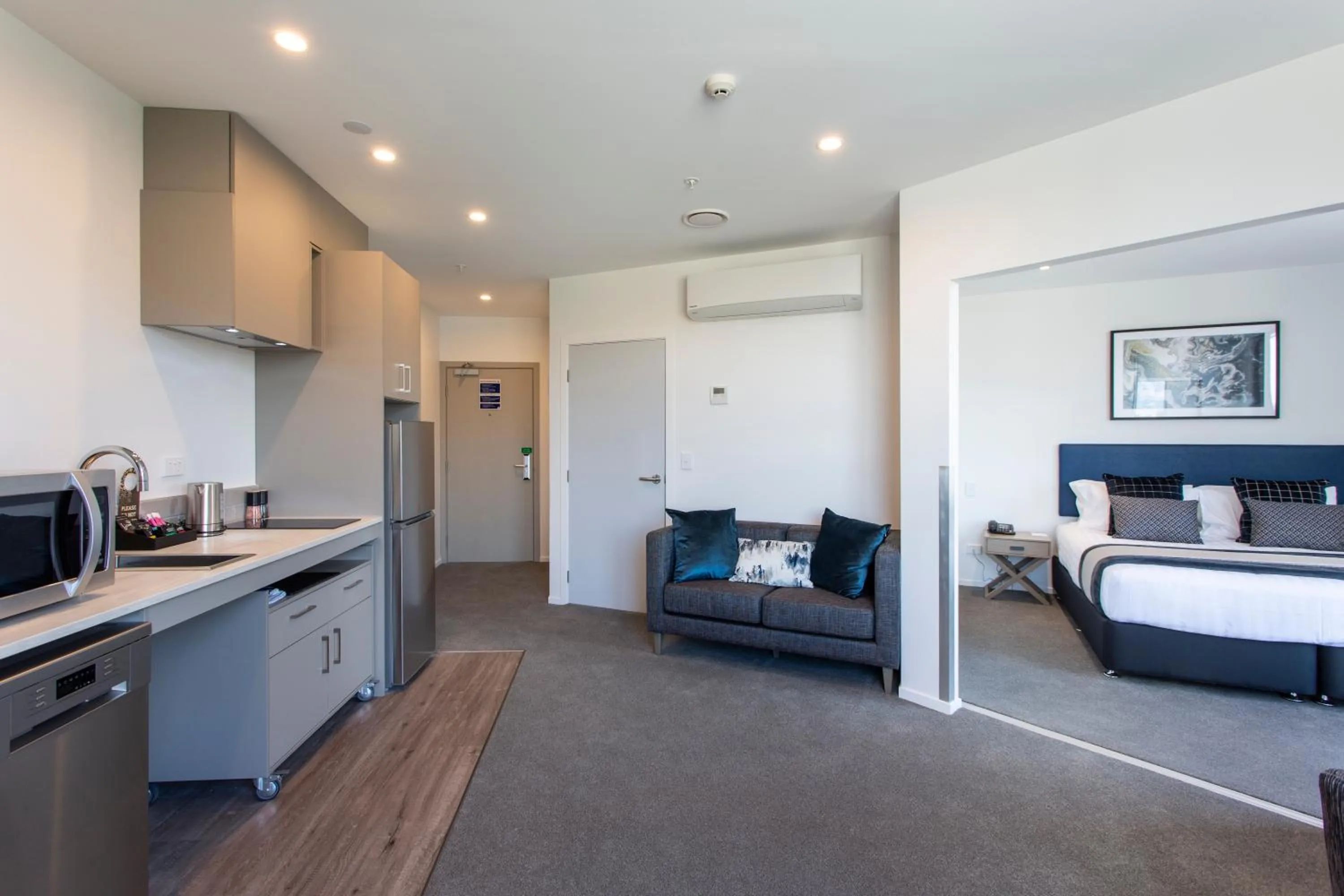 Living room, Bed in Ramada by Wyndham Queenstown Central