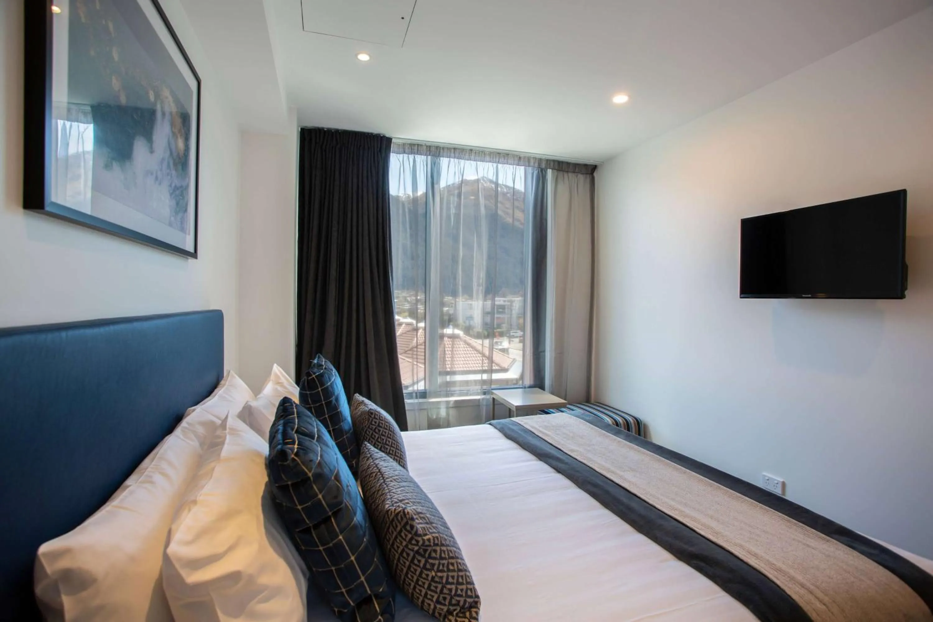 Photo of the whole room, Bed in Ramada by Wyndham Queenstown Central