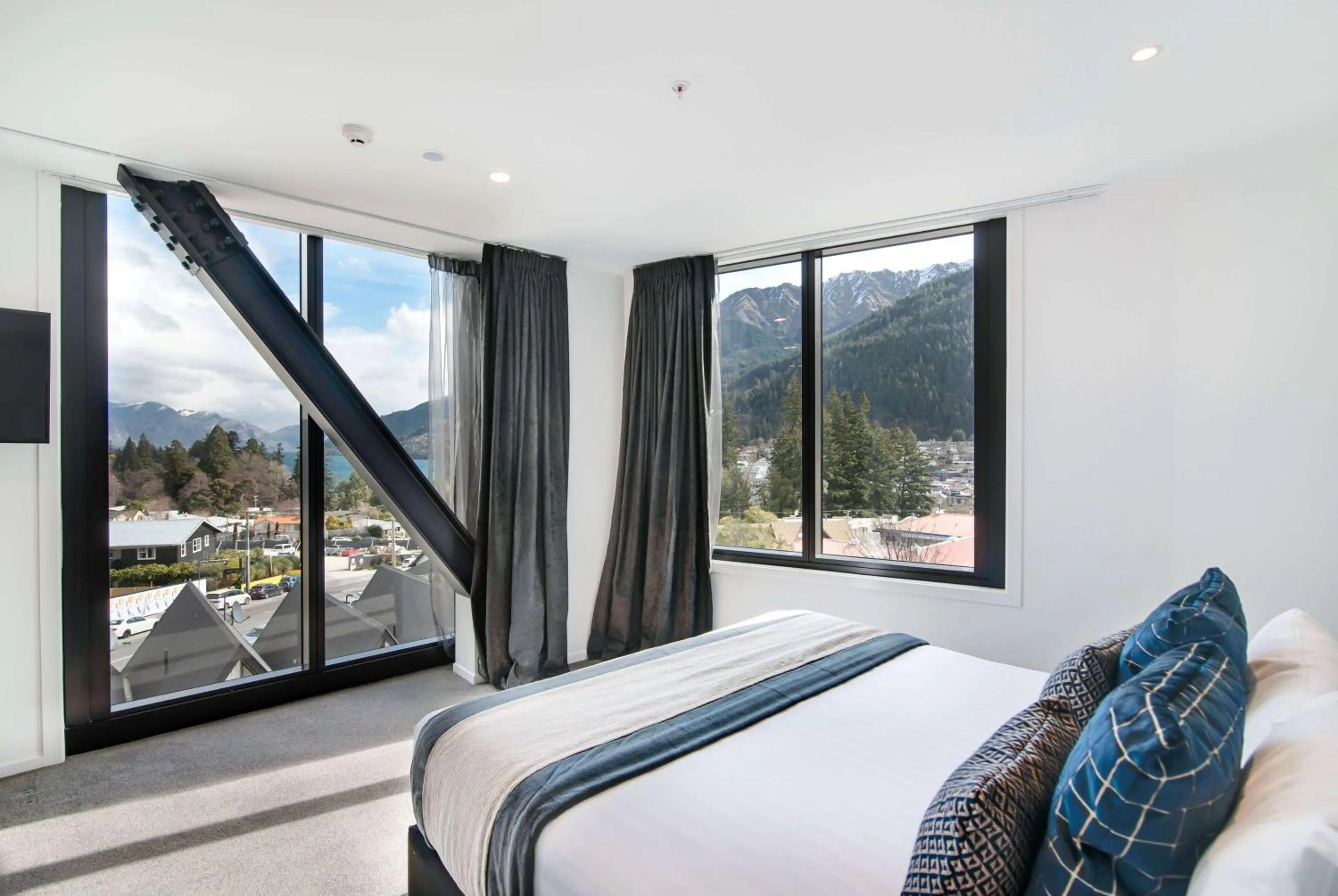 Photo of the whole room, Bed in Ramada by Wyndham Queenstown Central