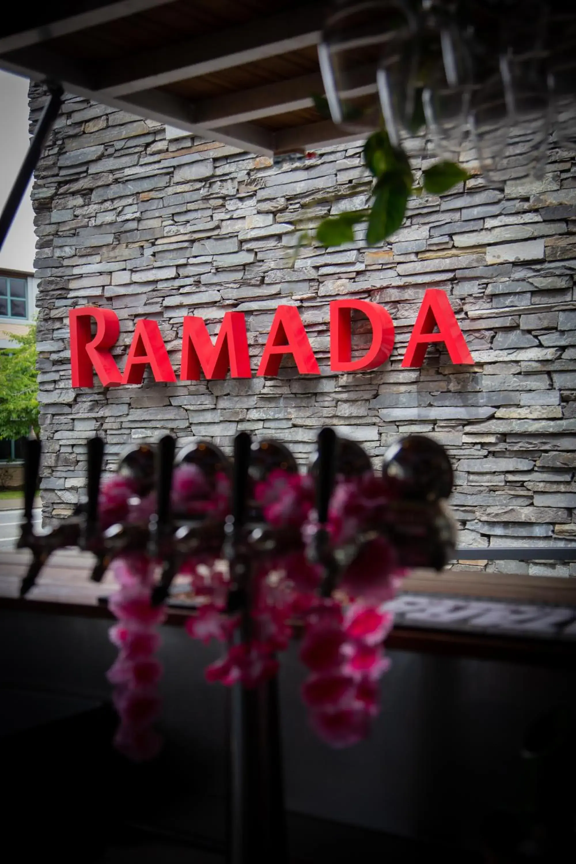 Lounge or bar in Ramada by Wyndham Queenstown Central Lounge or bar in Ramada by Wyndham Queenstown Central
