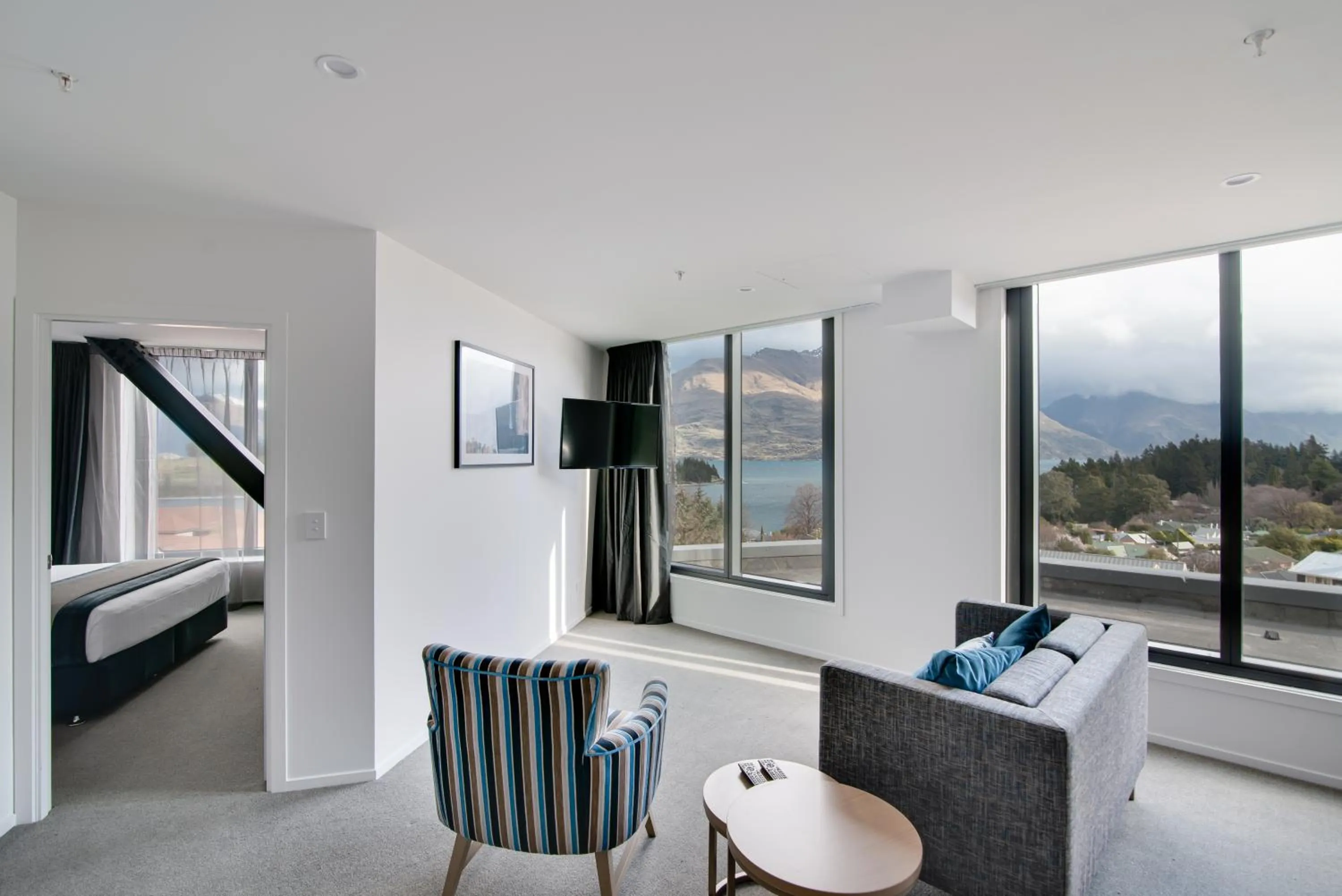 Living room, Bed in Ramada by Wyndham Queenstown Central