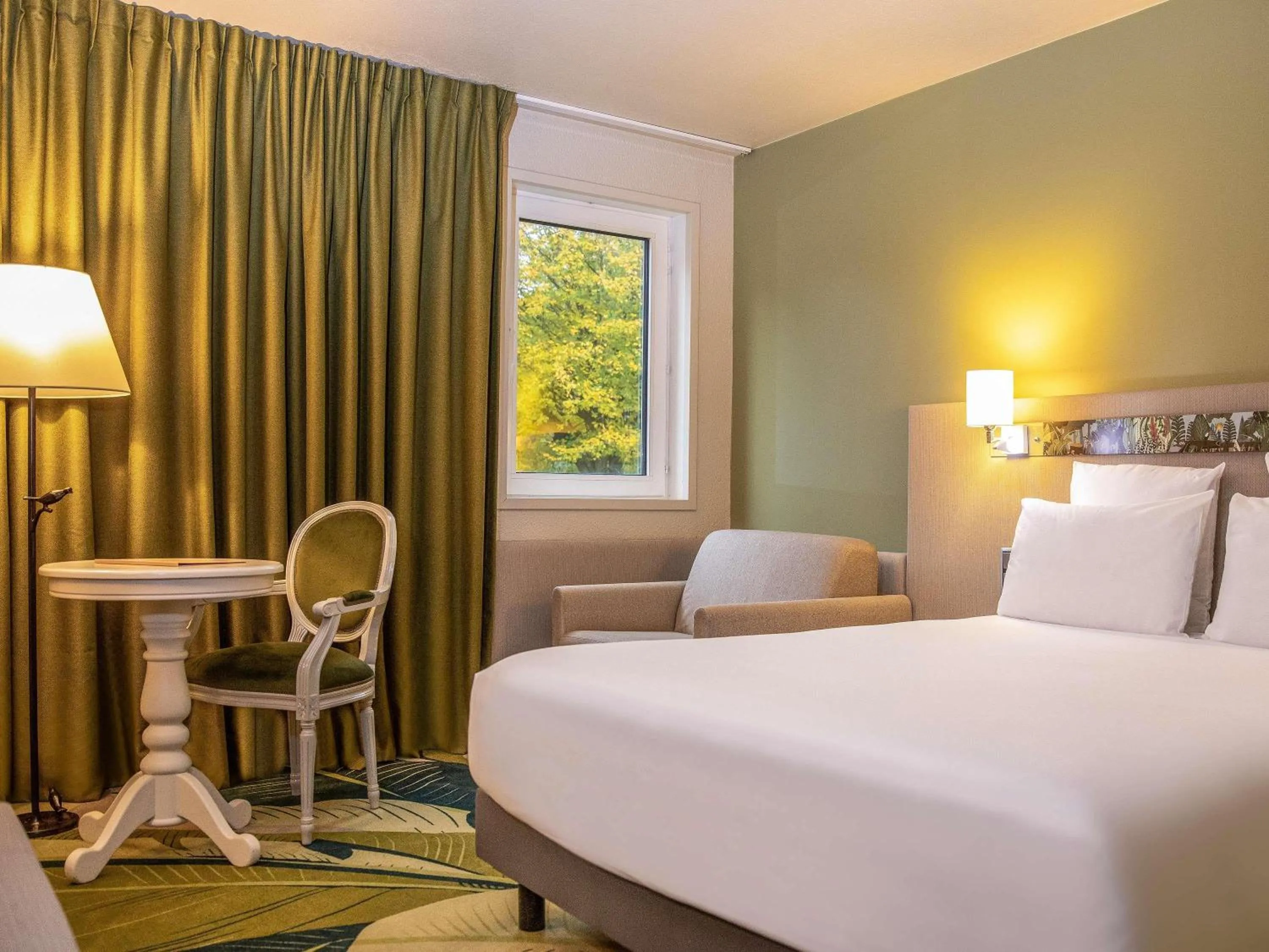 Bedroom, Bed in Hotel Mercure Parc du Coudray - Barbizon