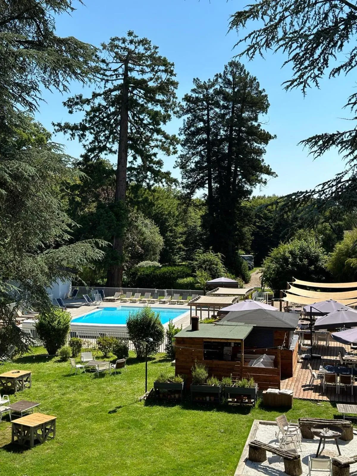 Pool view in Hotel Mercure Parc du Coudray - Barbizon