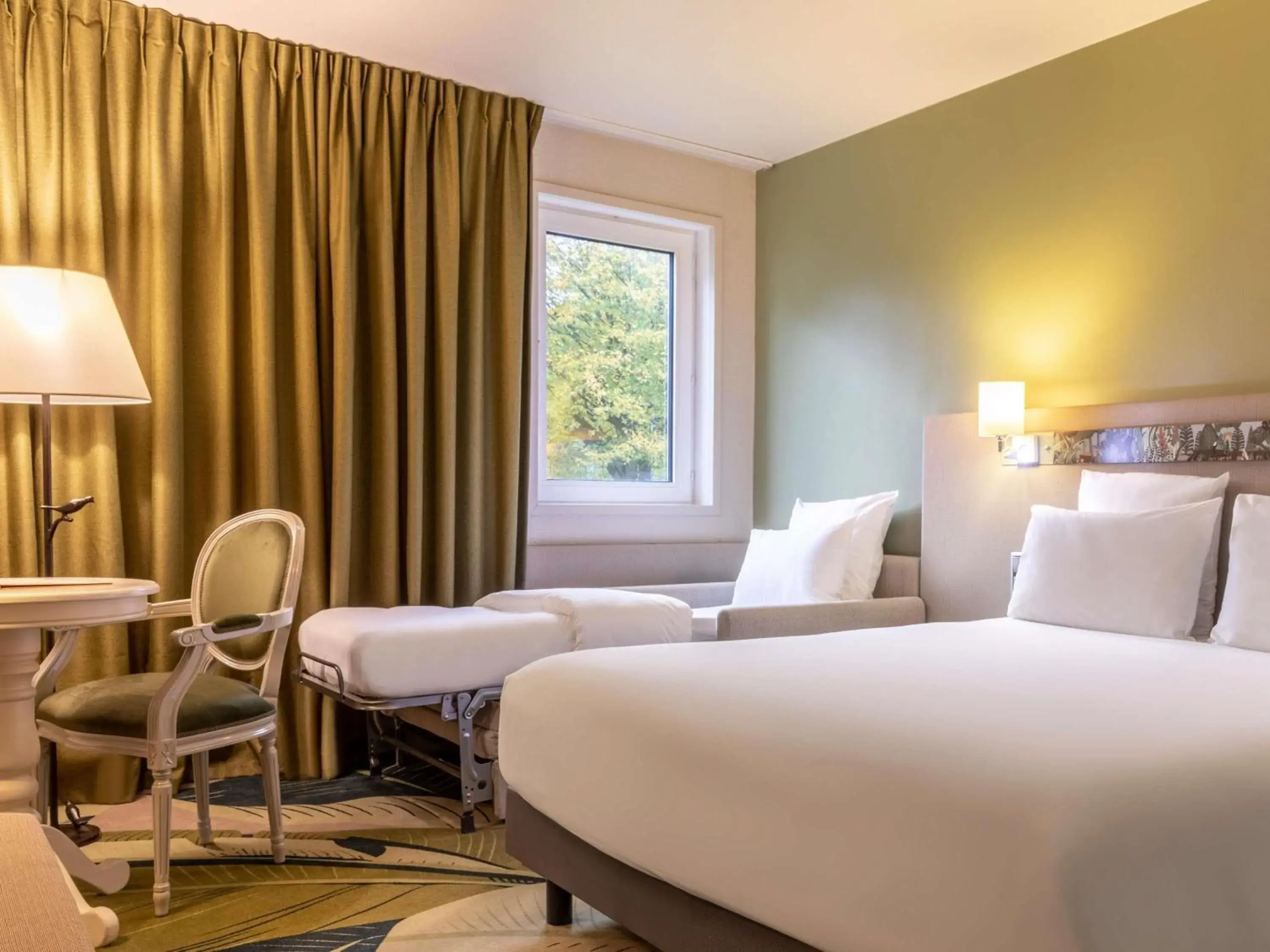 Classic Room with 1 Double Bed and 1 Sofa Bed in Hotel Mercure Parc du Coudray - Barbizon Classic Room with 1 Double Bed and 1 Sofa Bed in Hotel Mercure Parc du Coudray - Barbizon