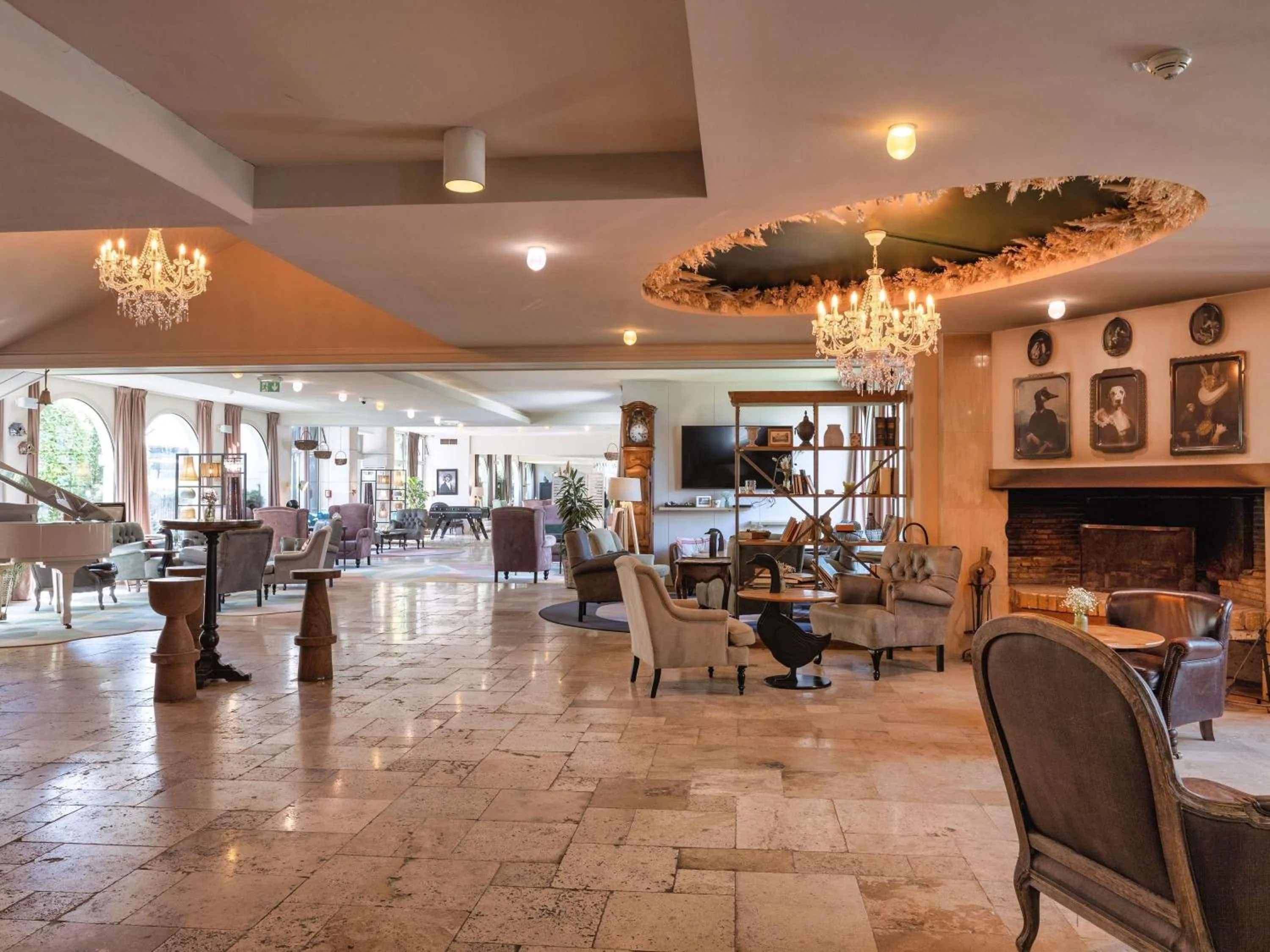 Lounge or bar in Hotel Mercure Parc du Coudray - Barbizon