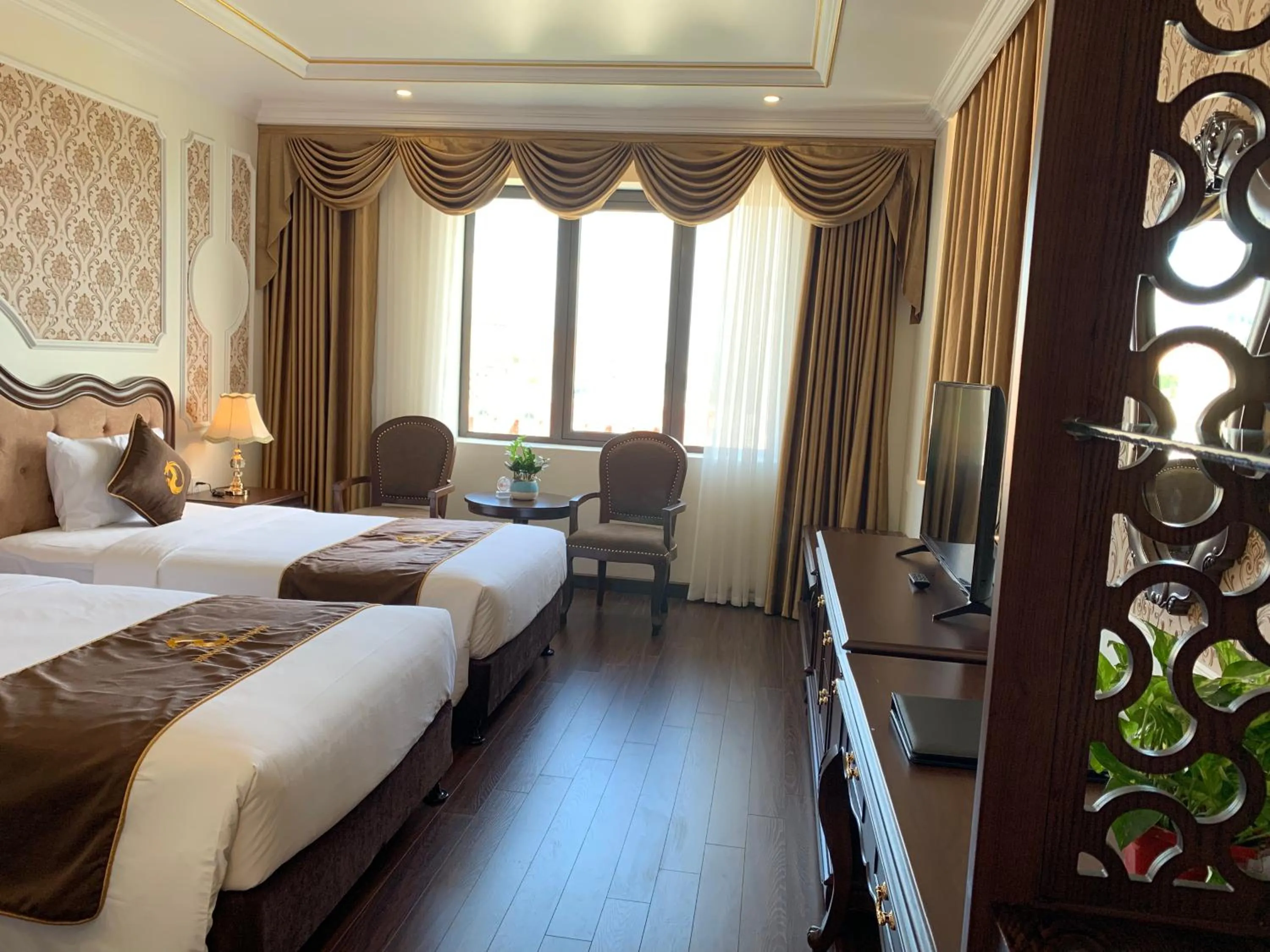 Photo of the whole room, Bed in Dragon Legend Hotel