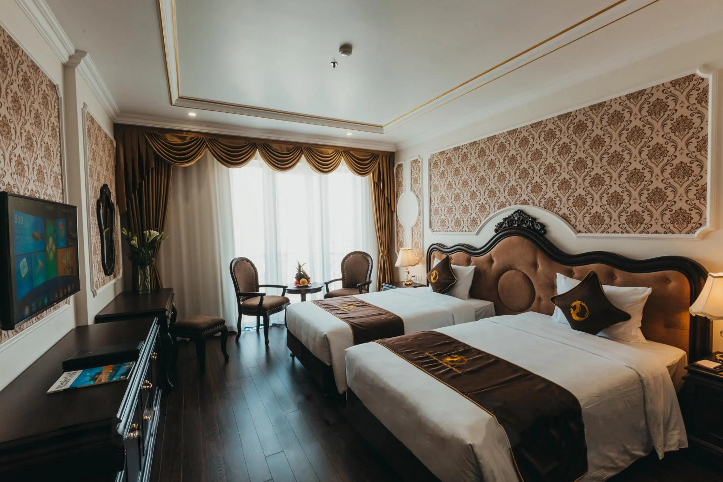 Photo of the whole room, Bed in Dragon Legend Hotel