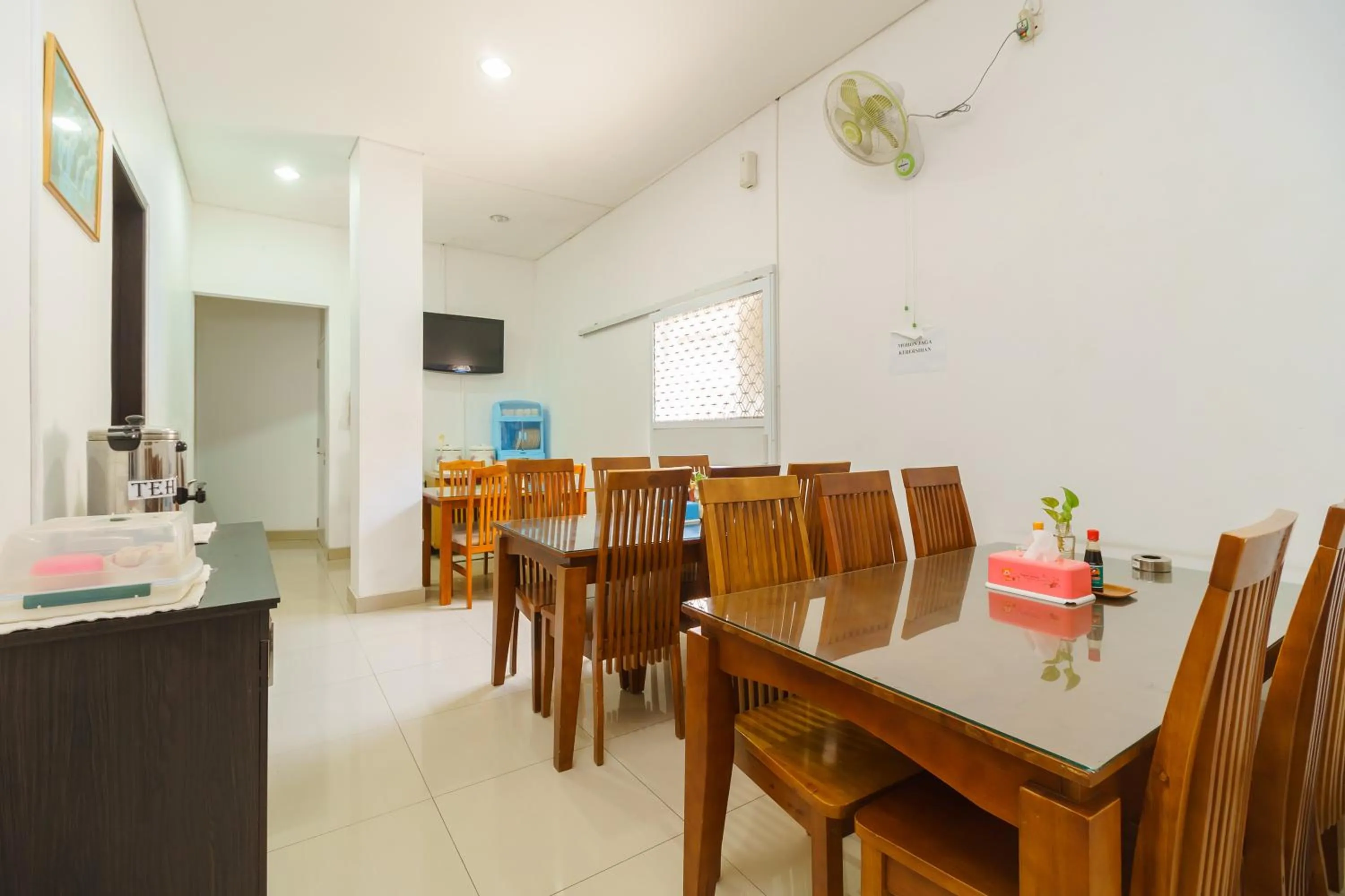 Restaurant/places to eat in RedDoorz Syariah near Jembatan Siti Nurbaya Padang