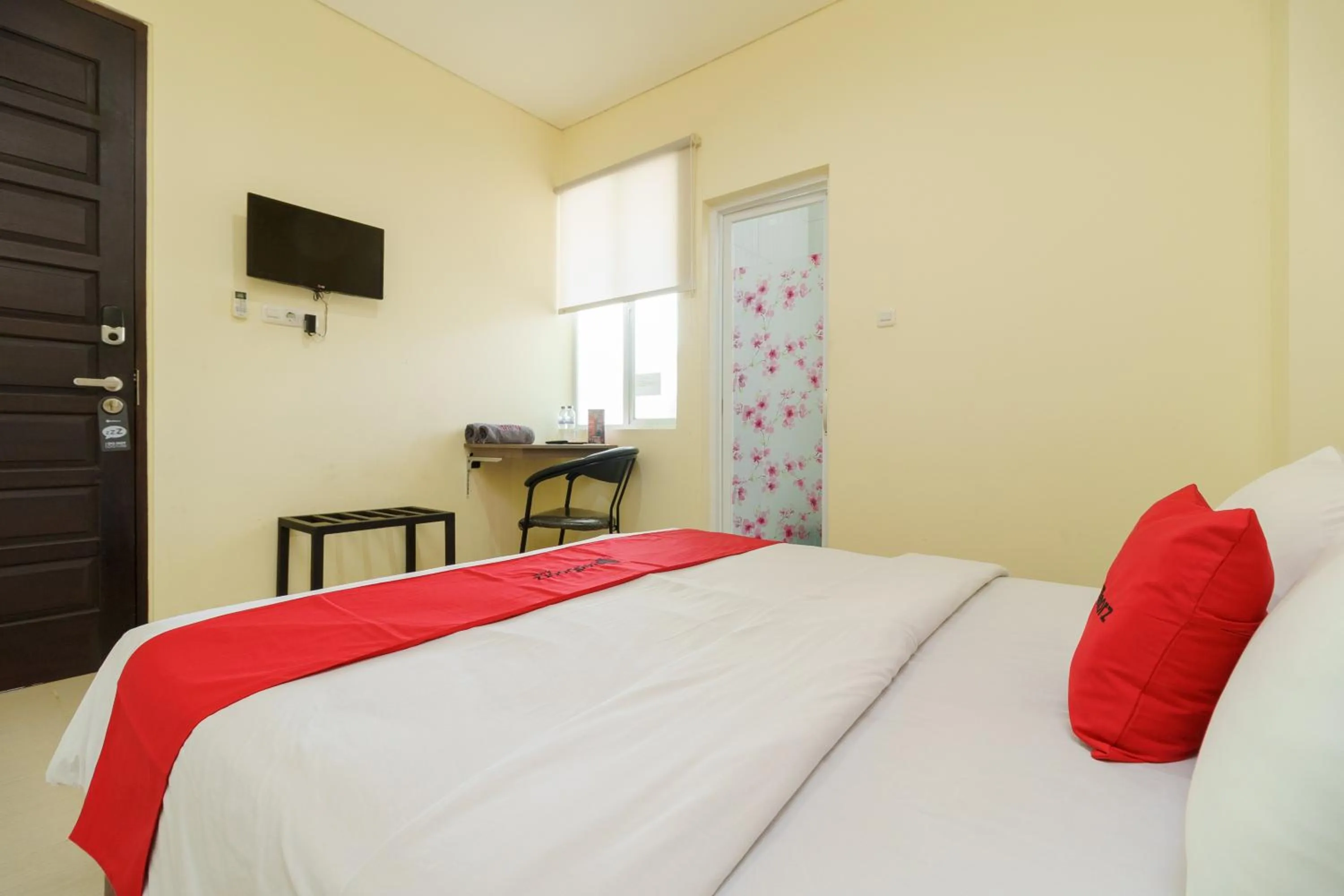 Bedroom, Bed in RedDoorz Syariah near Jembatan Siti Nurbaya Padang