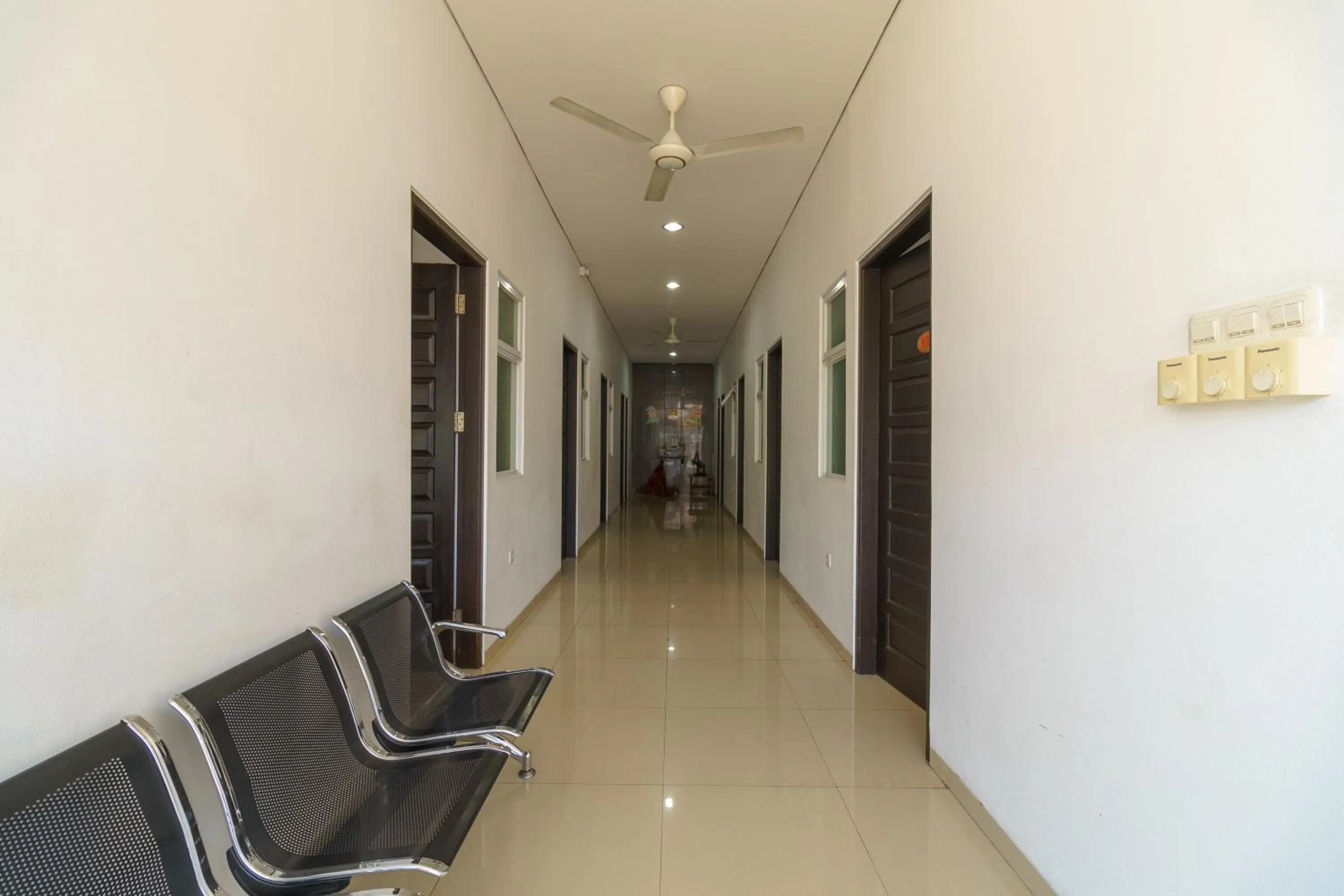 Lobby or reception in RedDoorz Syariah near Jembatan Siti Nurbaya Padang