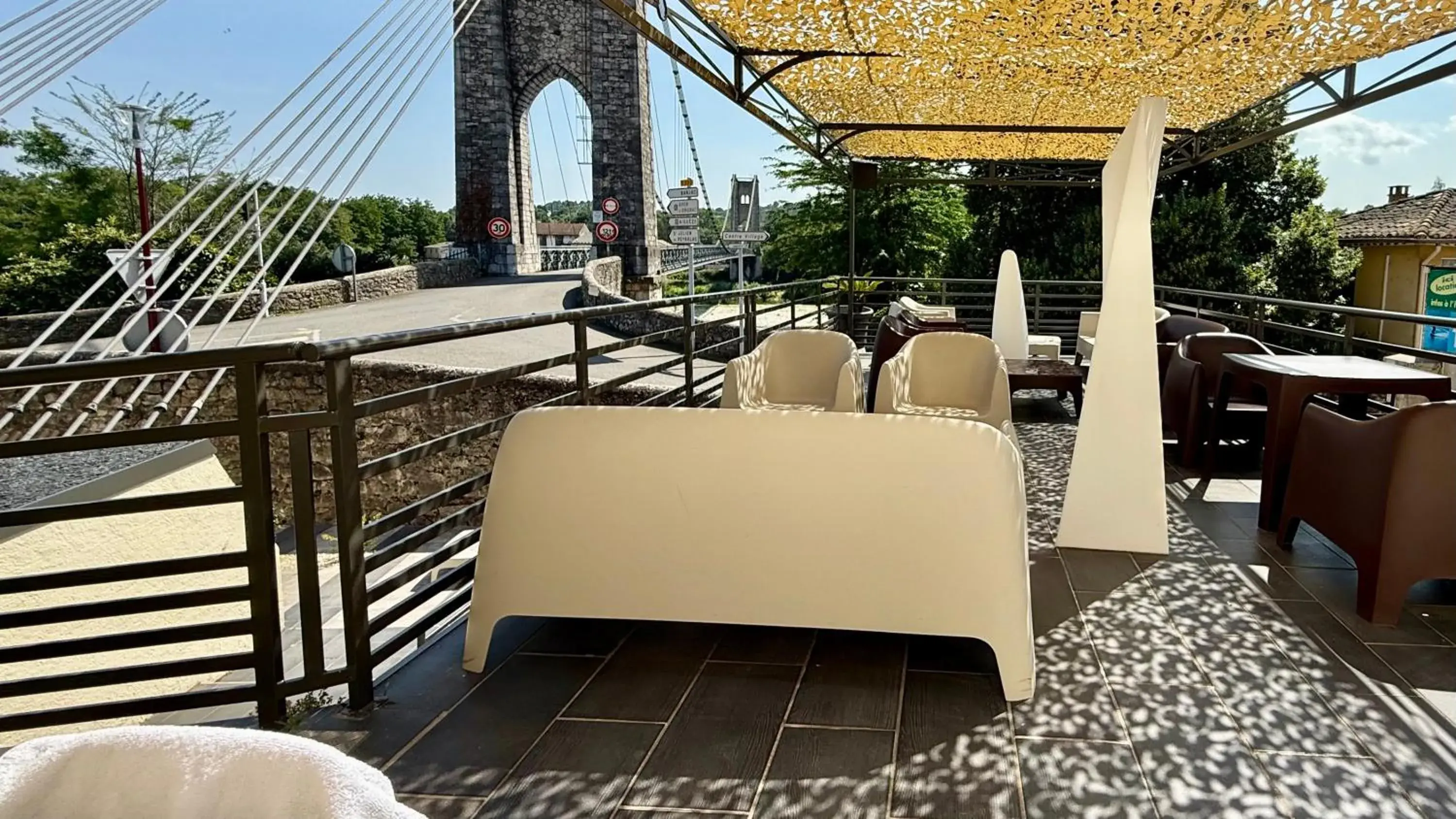 Patio in Logis Hôtel Restaurant Bellevue Patio in Logis Hôtel Restaurant Bellevue