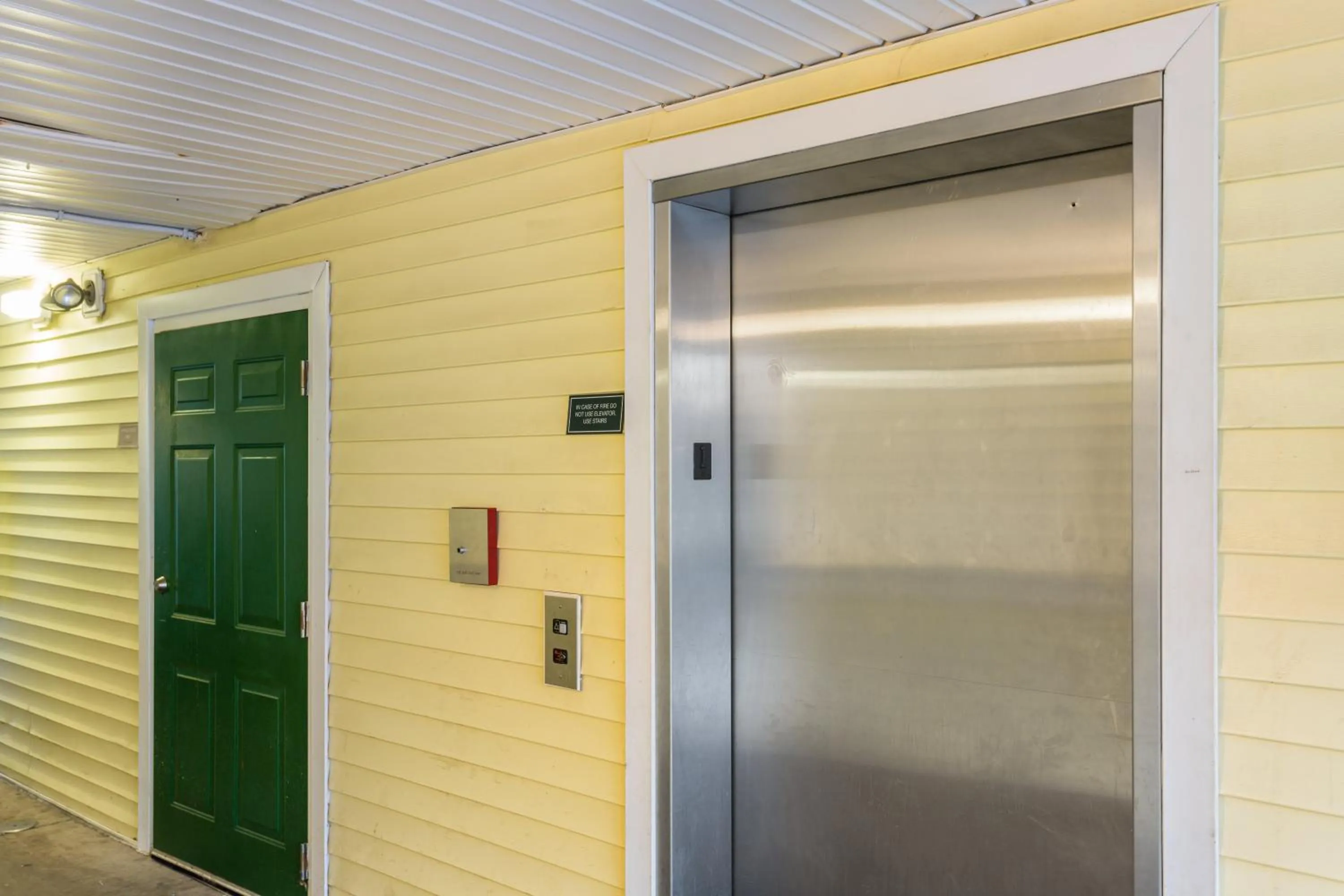 Other in HomeTowne Studios by Red Roof Nashville - Airport/Briley Pkwy