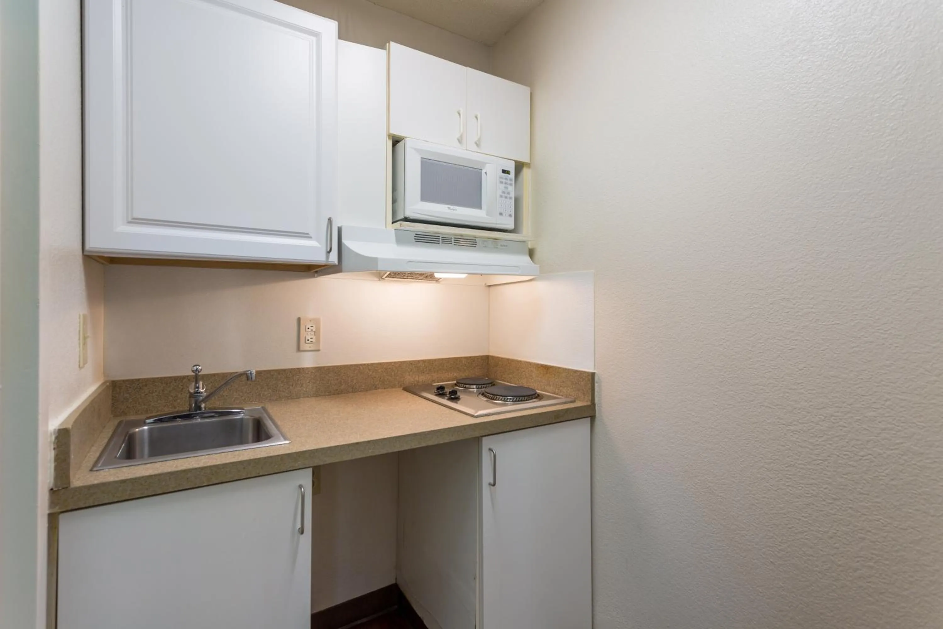 Photo of the whole room, Kitchen/Kitchenette in HomeTowne Studios by Red Roof Nashville - Airport/Briley Pkwy