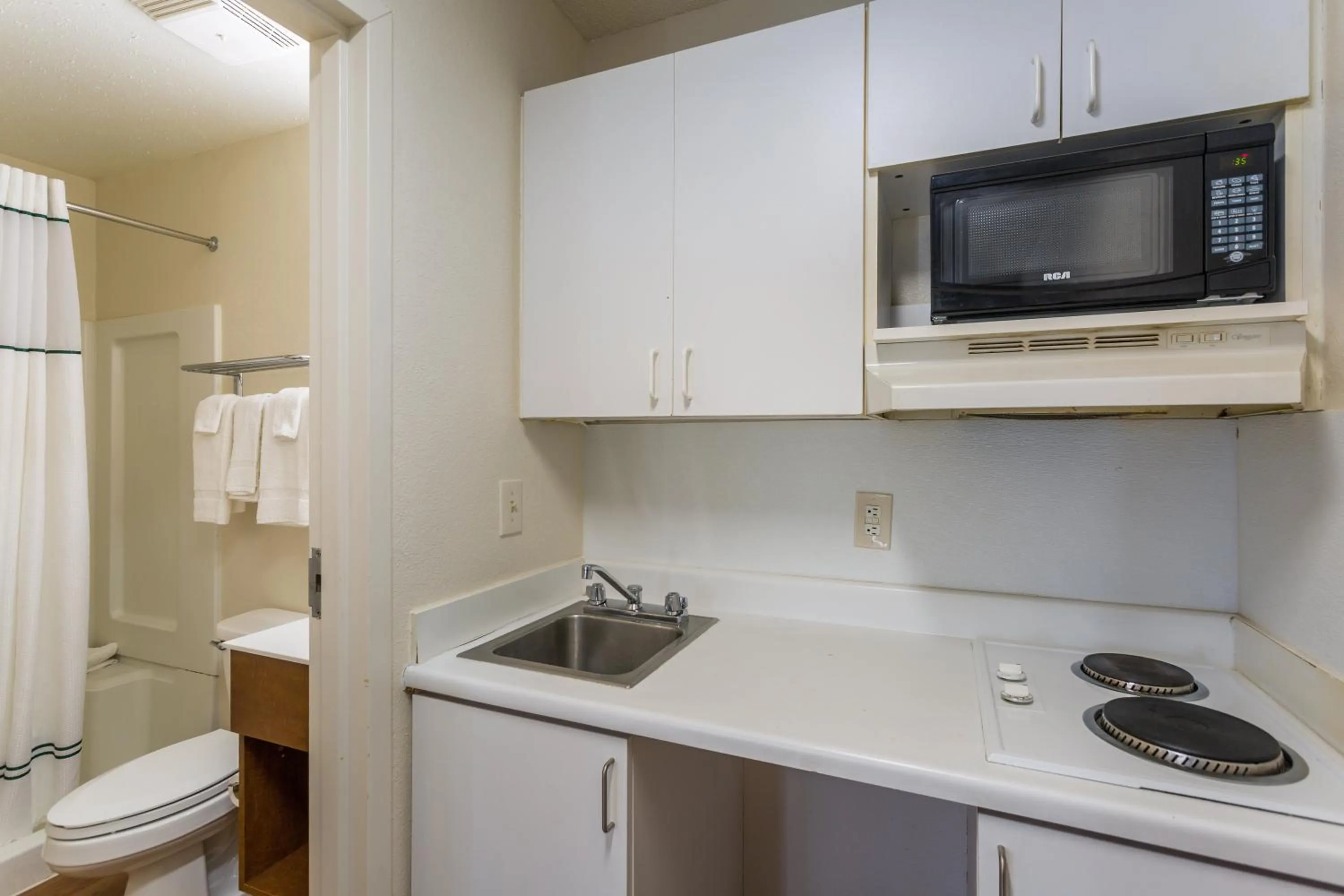 Photo of the whole room, Kitchen/Kitchenette in HomeTowne Studios by Red Roof Nashville - Airport/Briley Pkwy